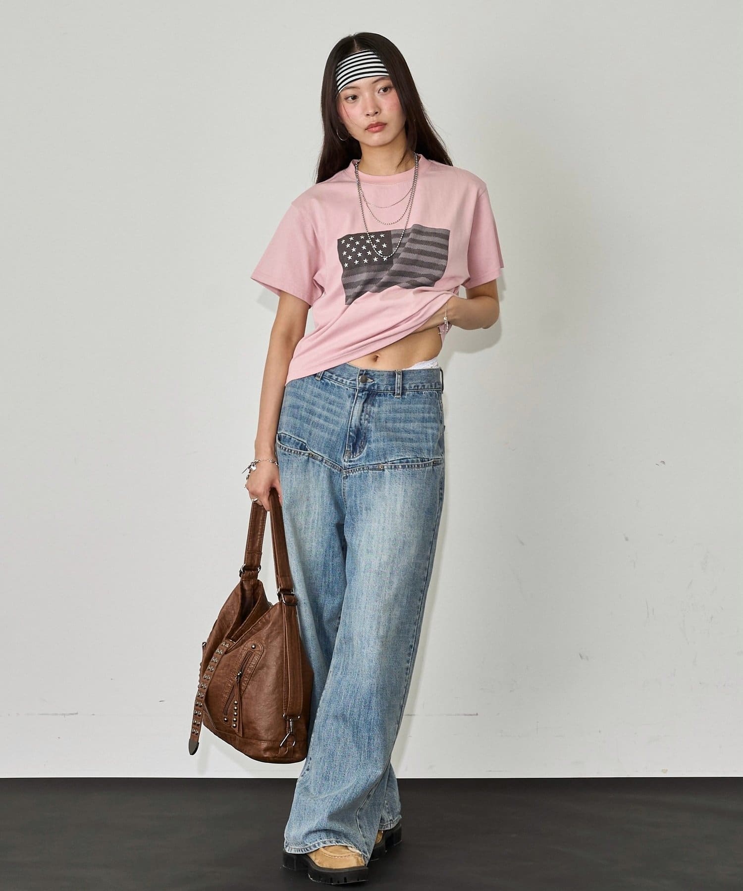 WHO’S WHO gallery(フーズフーギャラリー) 【UNISEX】KOOKY'N スタースタッズフラッググラフィックTEE