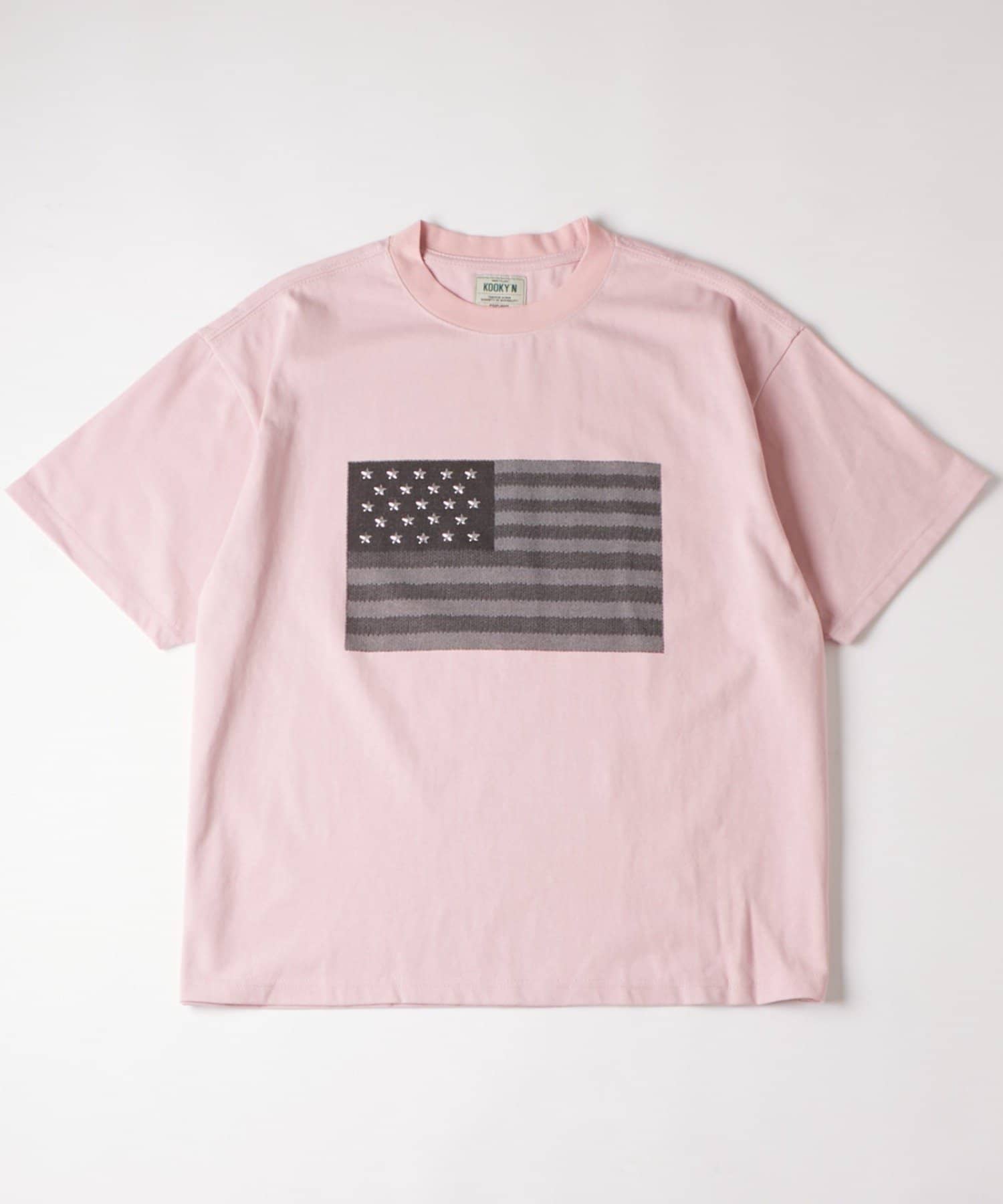 WHO’S WHO gallery(フーズフーギャラリー) 【UNISEX】KOOKY'N スタースタッズフラッググラフィックTEE