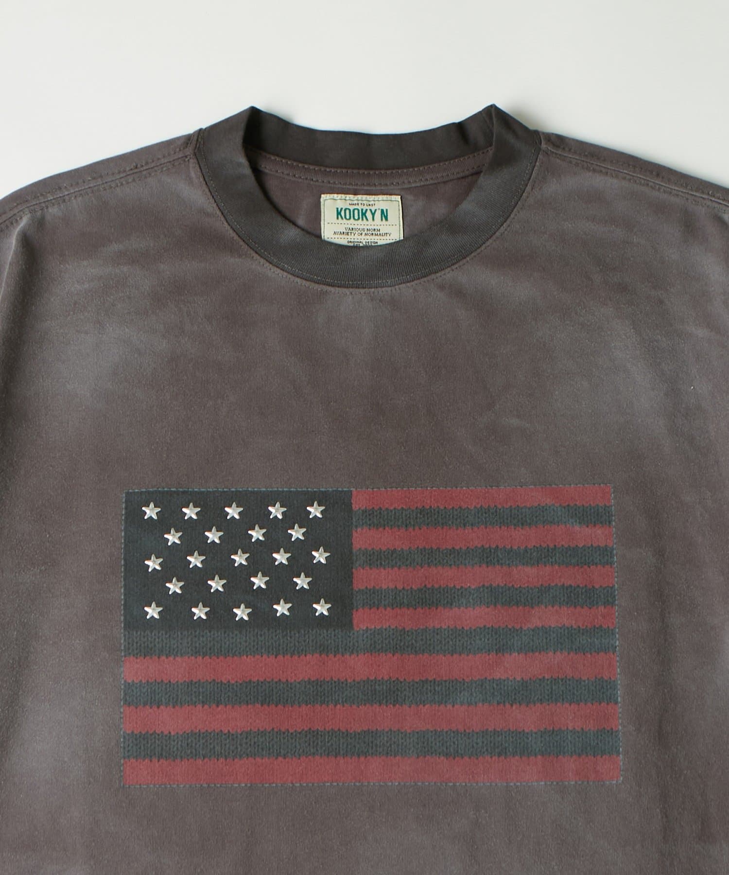 WHO’S WHO gallery(フーズフーギャラリー) 【UNISEX】KOOKY'N スタースタッズフラッググラフィックTEE