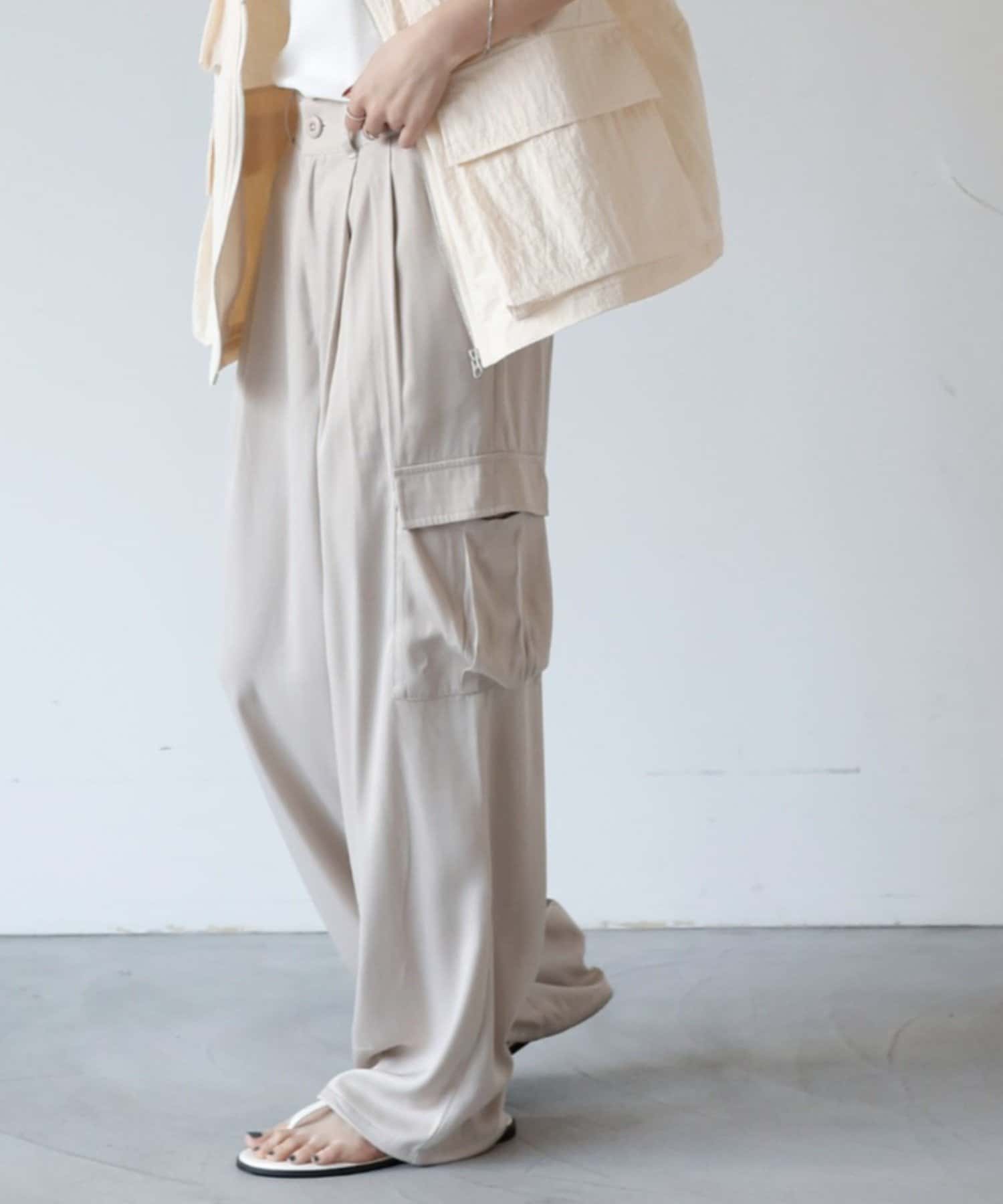 COLONY 2139(コロニー トゥーワンスリーナイン) マットサテンカーゴパンツ