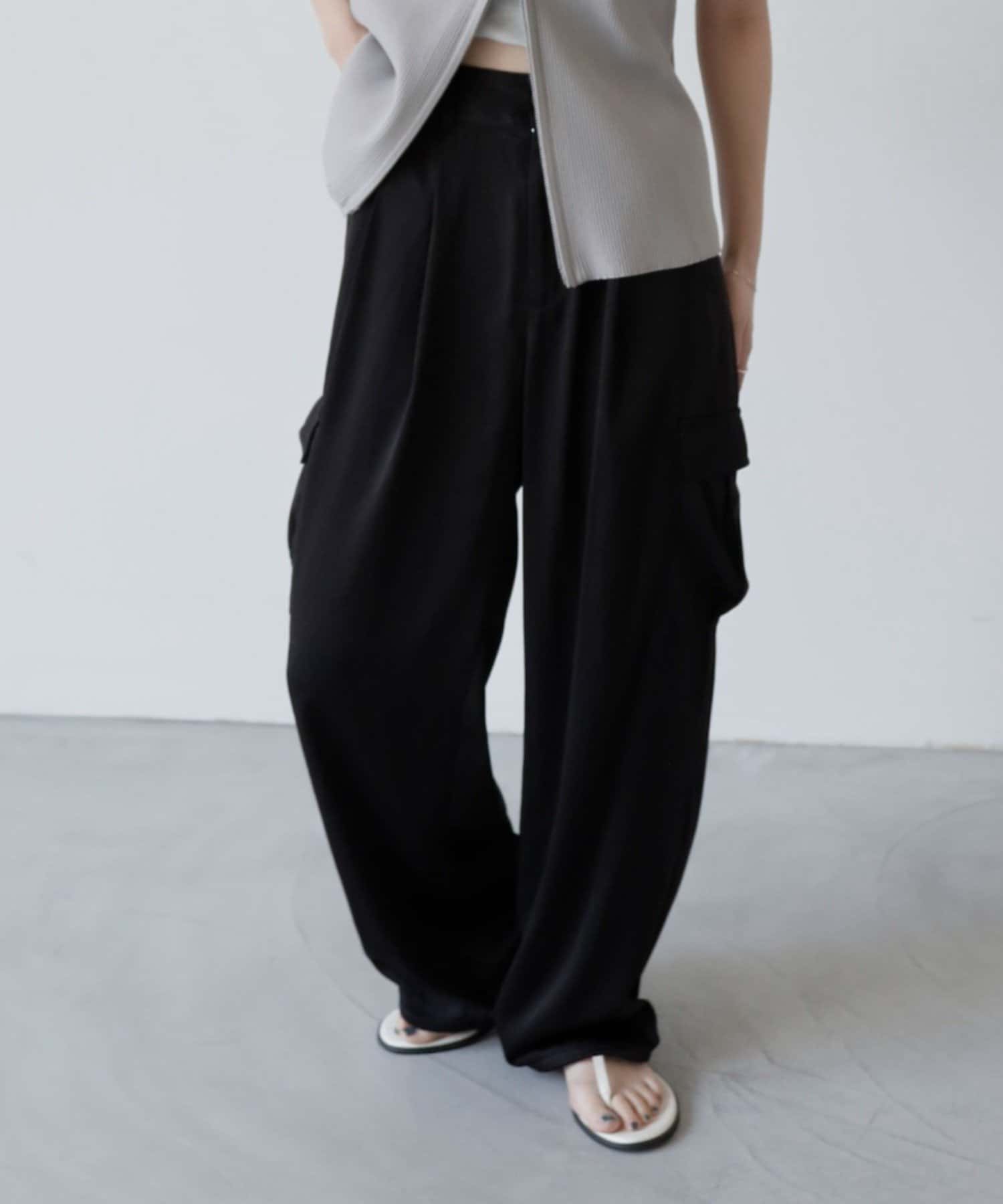 COLONY 2139(コロニー トゥーワンスリーナイン) マットサテンカーゴパンツ