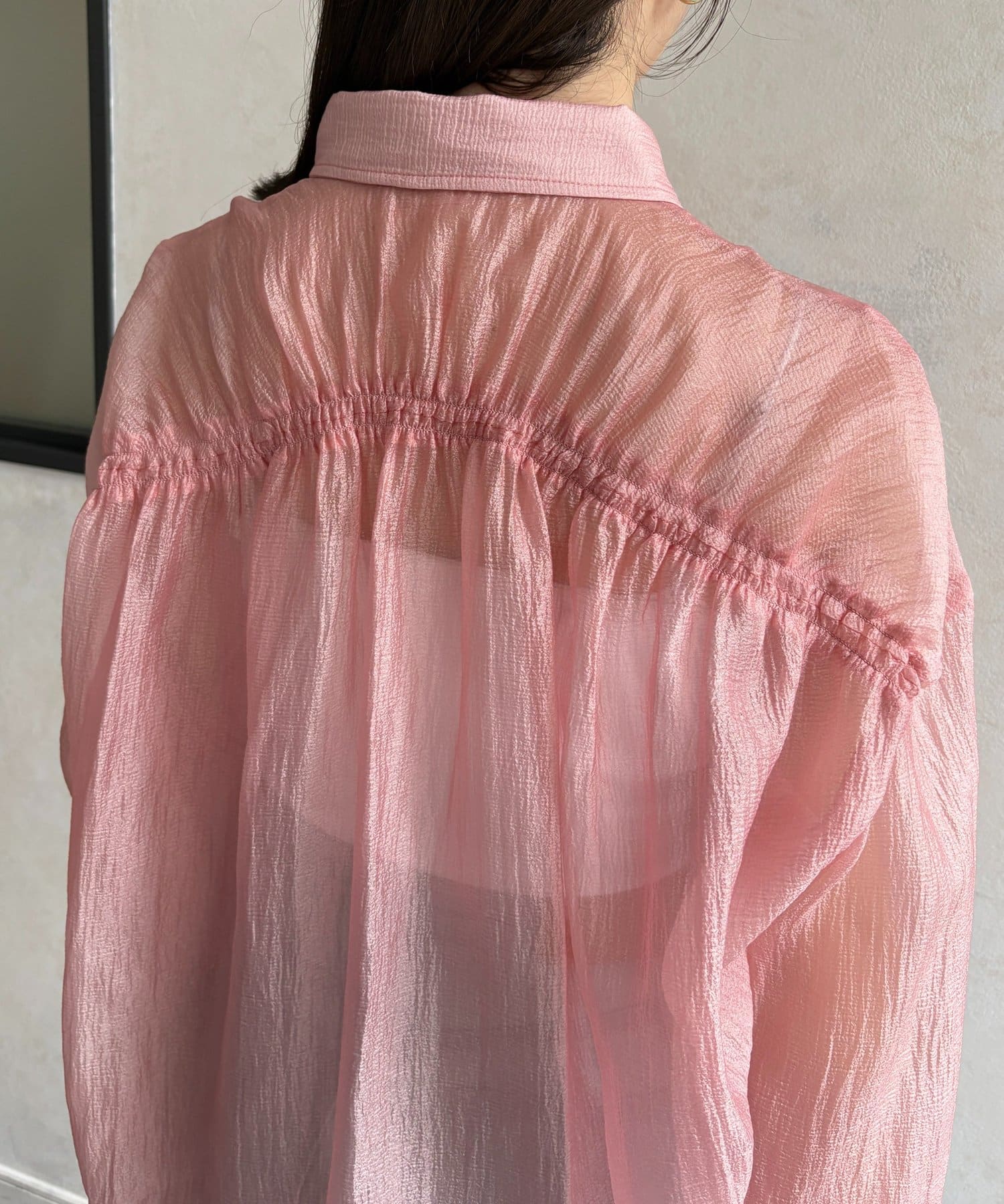 Thevon.(ゼヴォン) ラメワッシャー袖シャーリングシアーシャツ