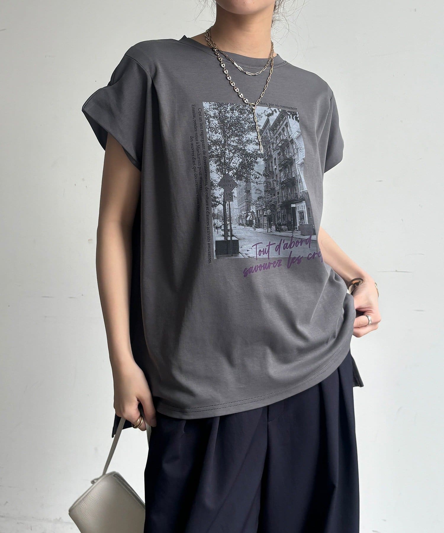 DOUDOU(ドゥドゥ) 【WEB限定】バックジップフォトロゴTEE