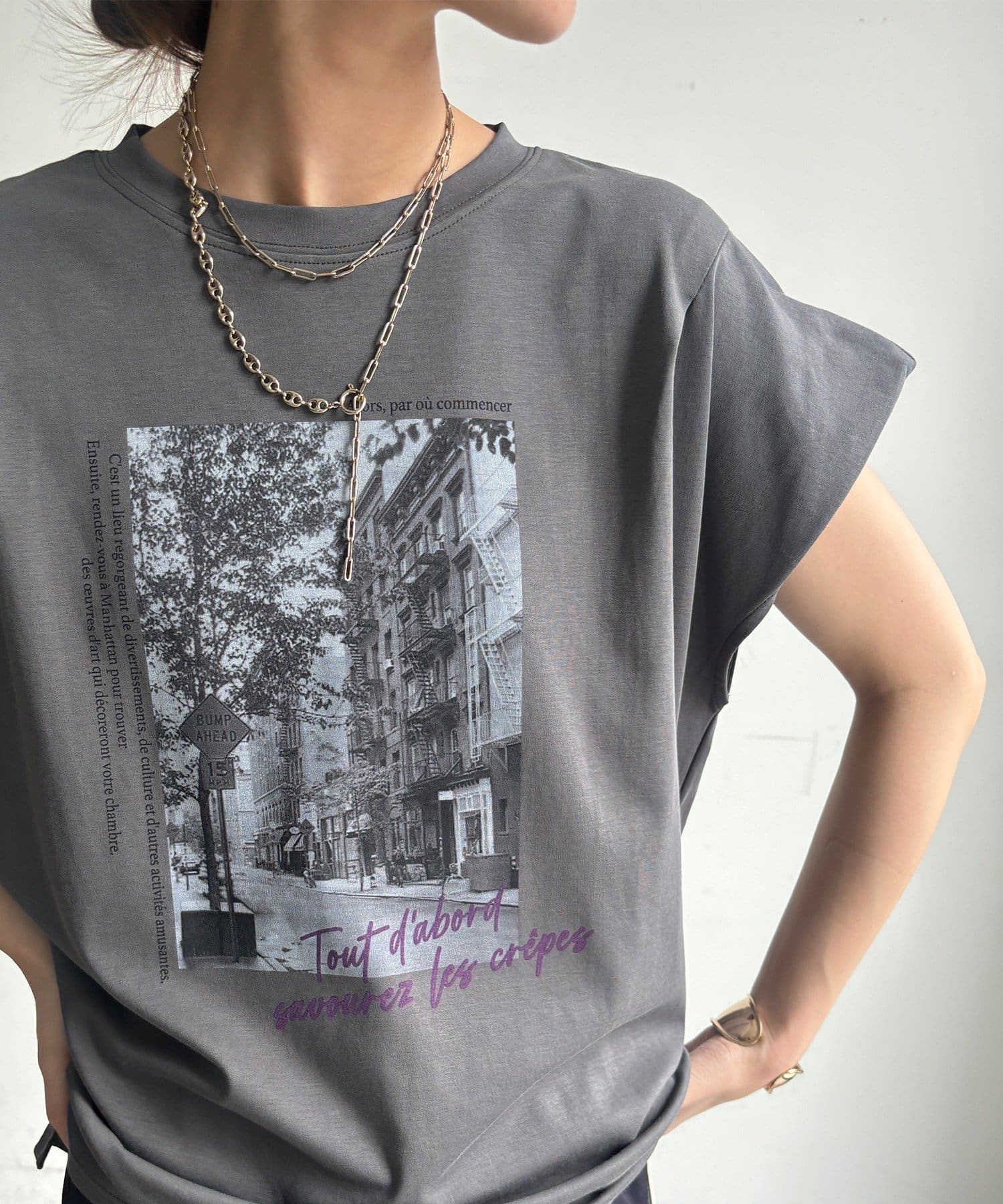 DOUDOU(ドゥドゥ) 【WEB限定】バックジップフォトロゴTEE