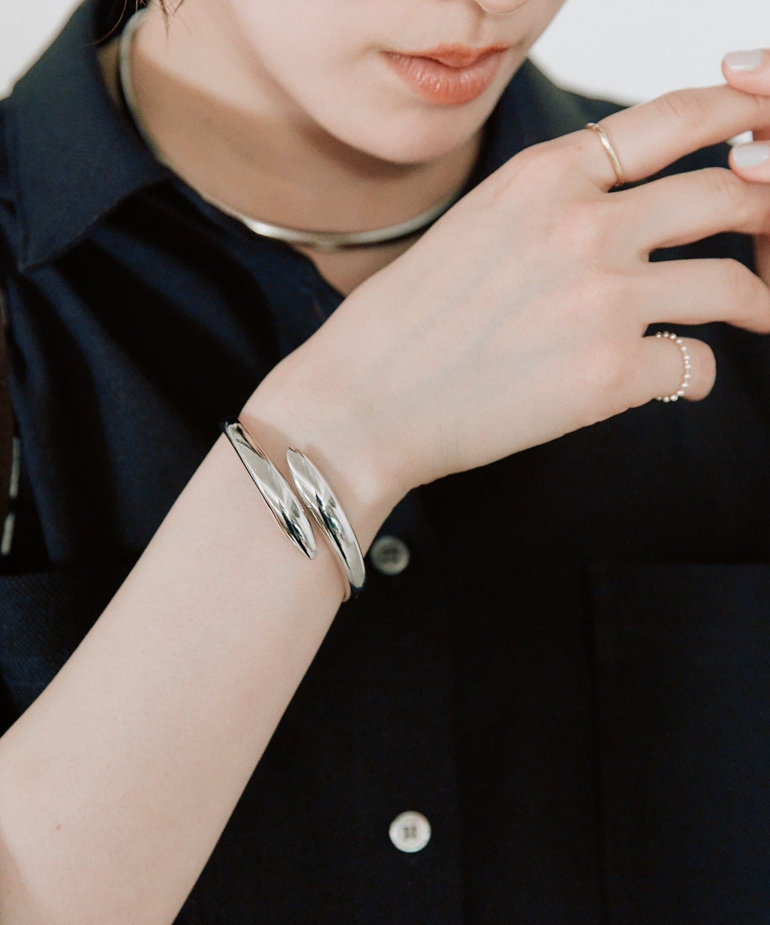 RIVE DROITE(リヴドロワ) 【洗練された印象に】バネバングル