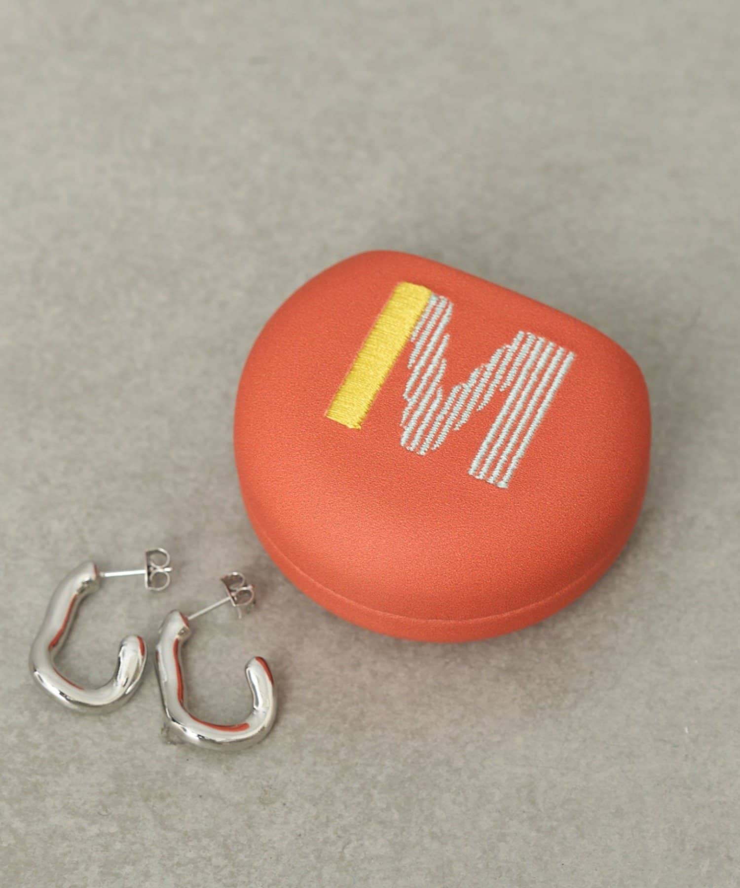 BIRTHDAY BAR(バースデイバー) イニシャルアクセサリーケース