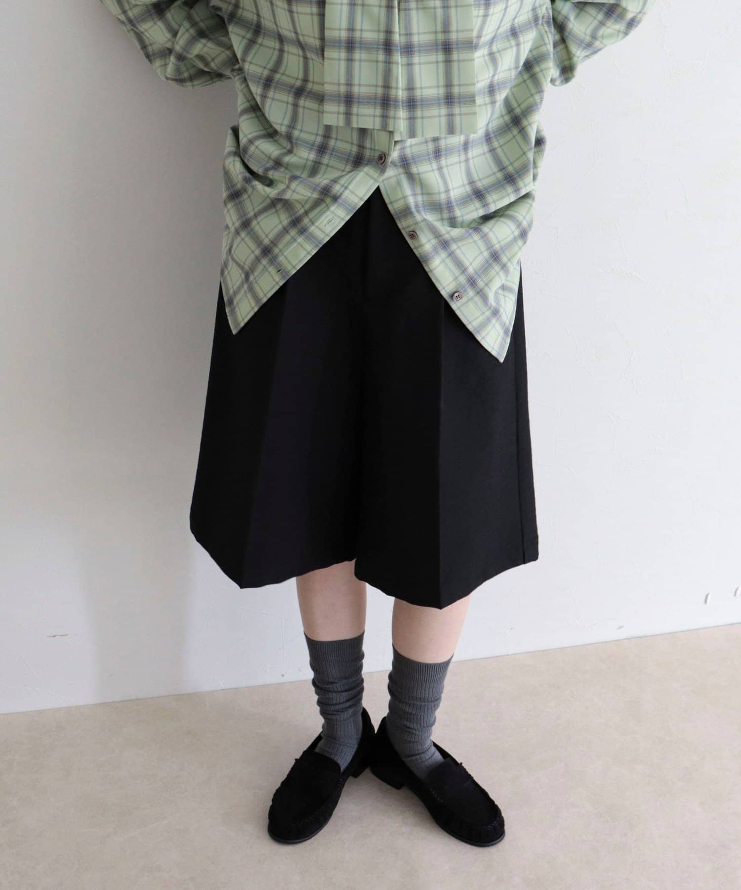 FREDY & GLOSTER(フレディ アンド グロスター) タックスラックスハーフパンツ