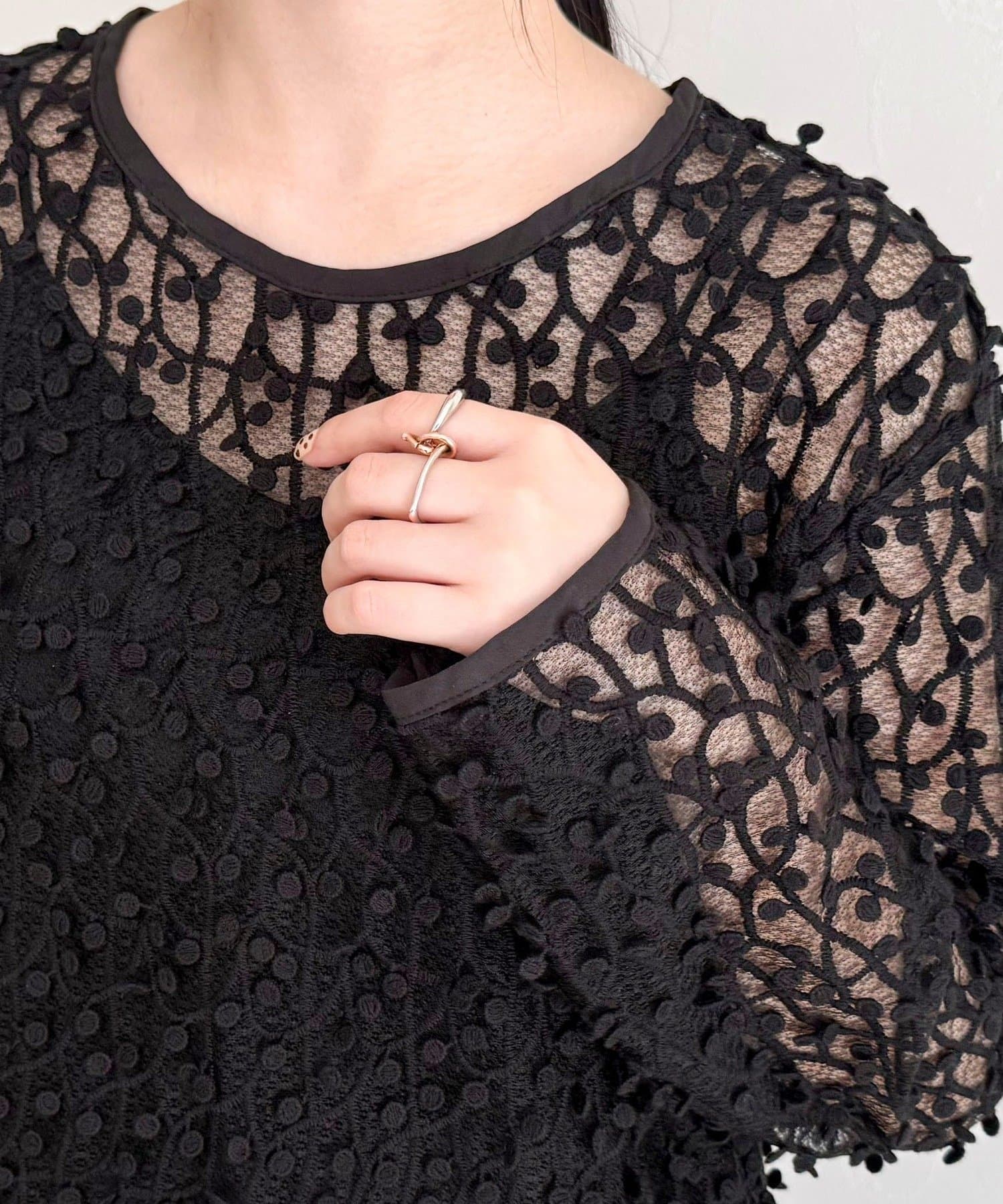 FREDY & GLOSTER(フレディ アンド グロスター) フォーカスドット刺繍プルオーバー