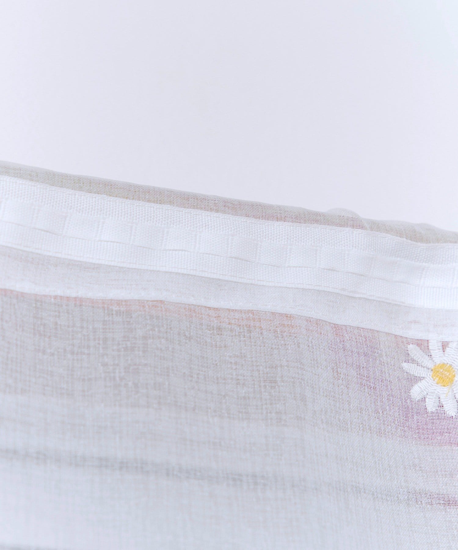 salut!(サリュ) 抗菌防臭マーガレット刺繍カーテン：180×110cm