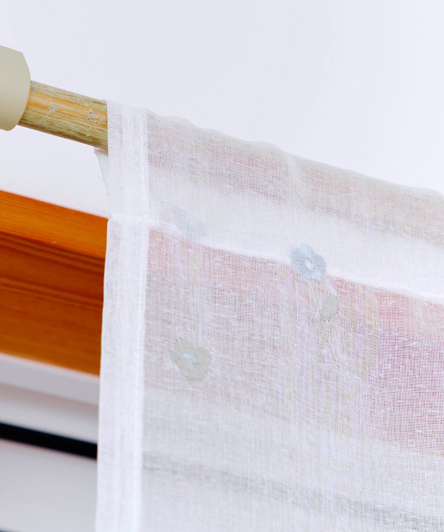 salut!(サリュ) 抗菌防臭青い花刺繍カーテン：180×110cm