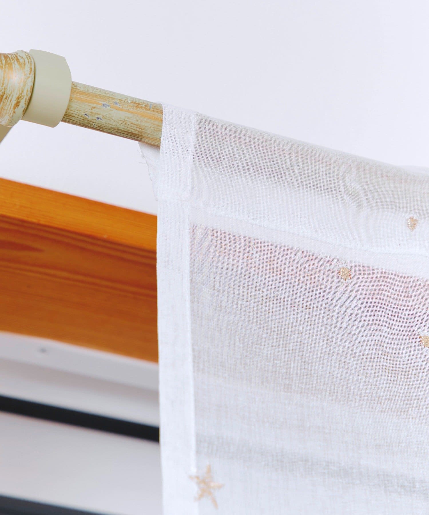 salut!(サリュ) 抗菌防臭星の刺繍カーテン：180×110cm