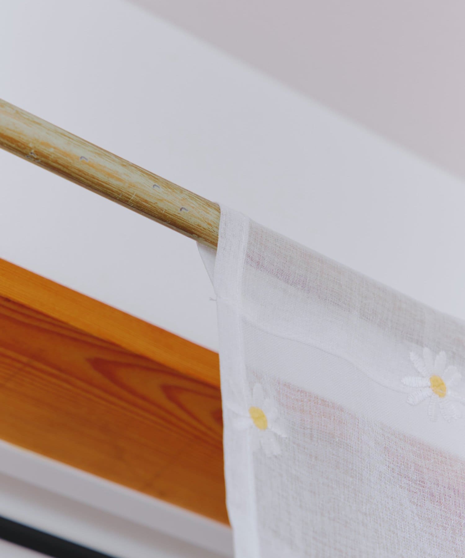 salut!(サリュ) 抗菌防臭マーガレット刺繍ロングカフェカーテン：75×100cm