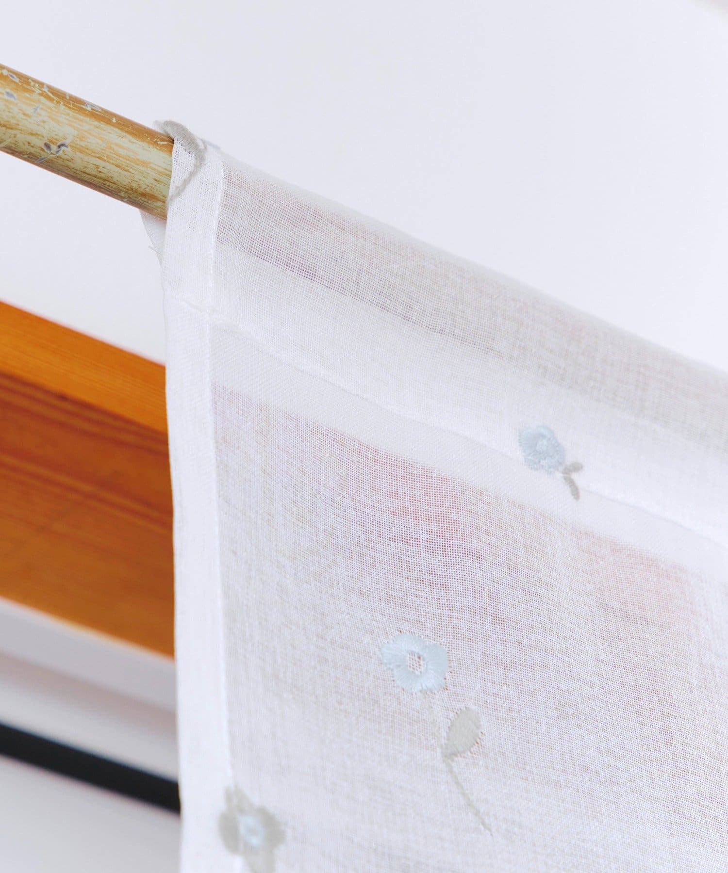 salut!(サリュ) 抗菌防臭青い花刺繍ロングカフェカーテン：75×100cm