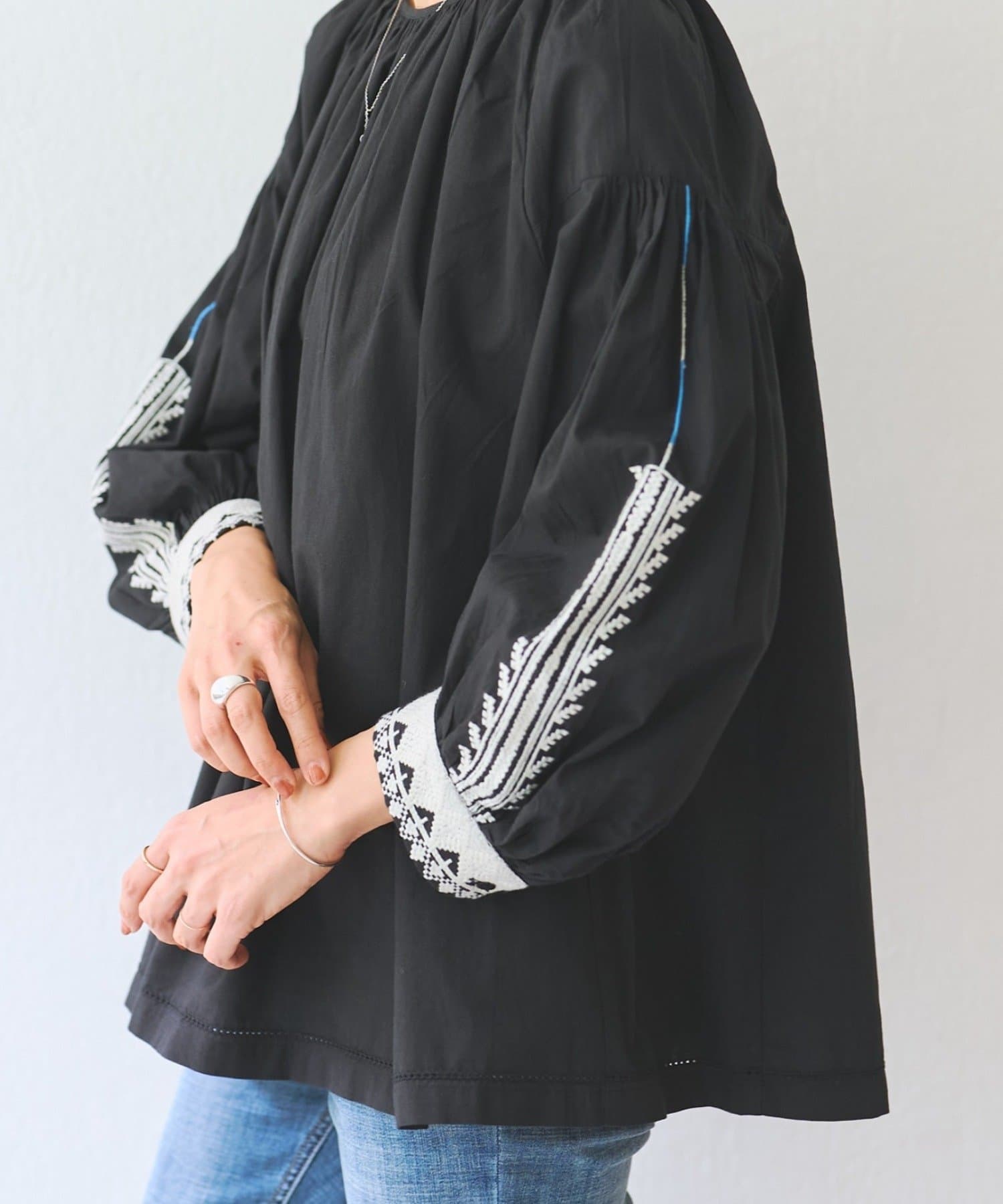 BEARDSLEY(ビアズリー) マルチカラー刺繍ブラウス