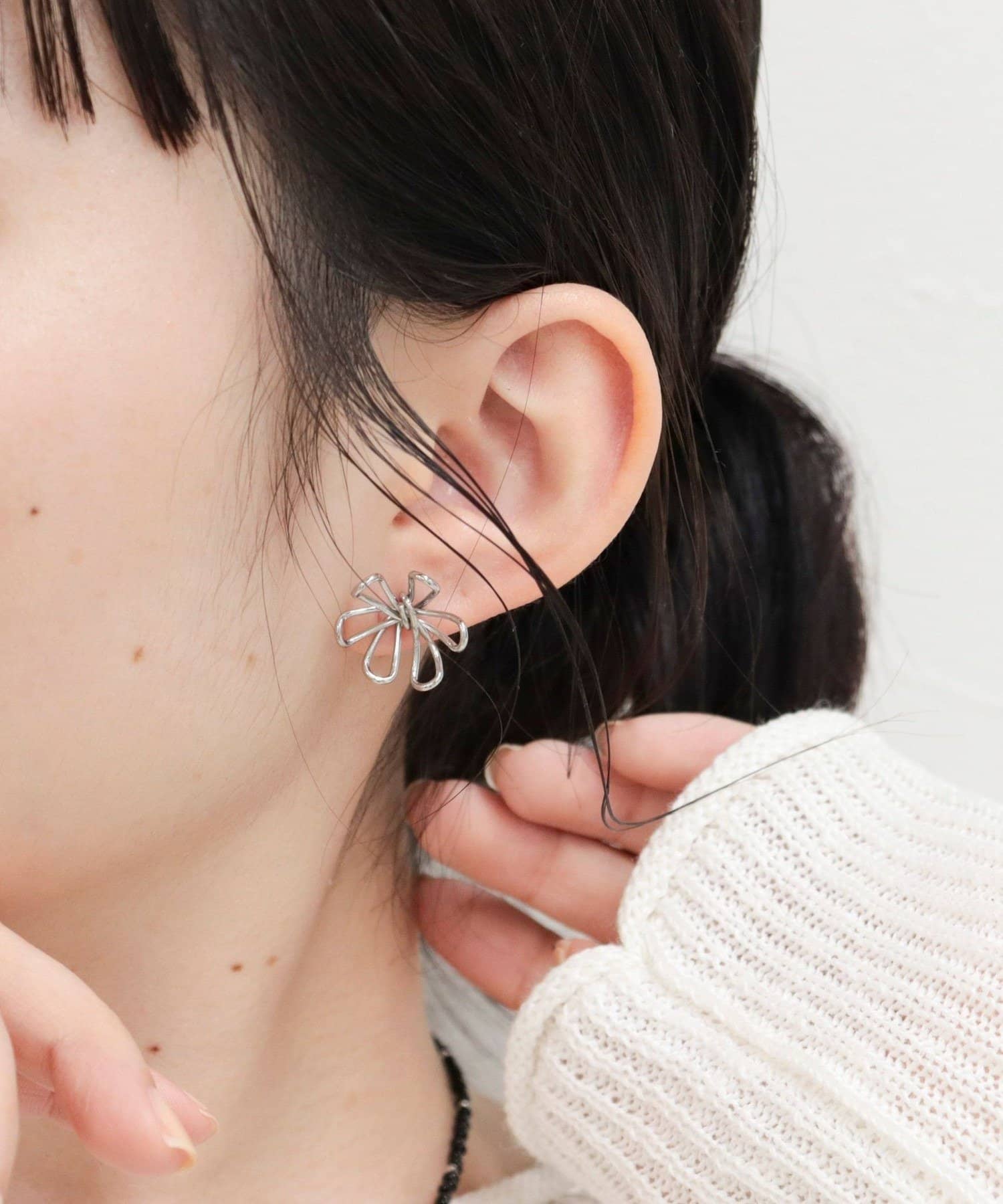 FREDY & GLOSTER(フレディ アンド グロスター) メタルラインフラワーピアス