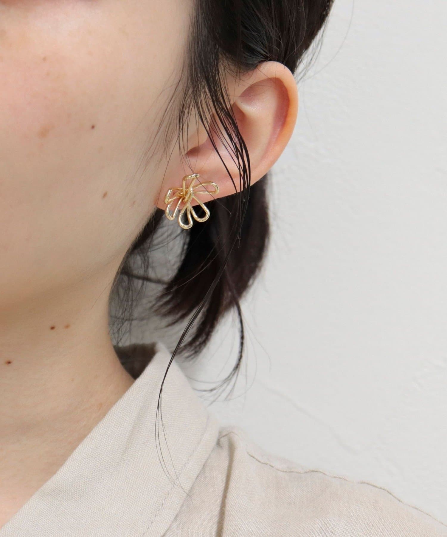 FREDY & GLOSTER(フレディ アンド グロスター) メタルラインフラワーピアス