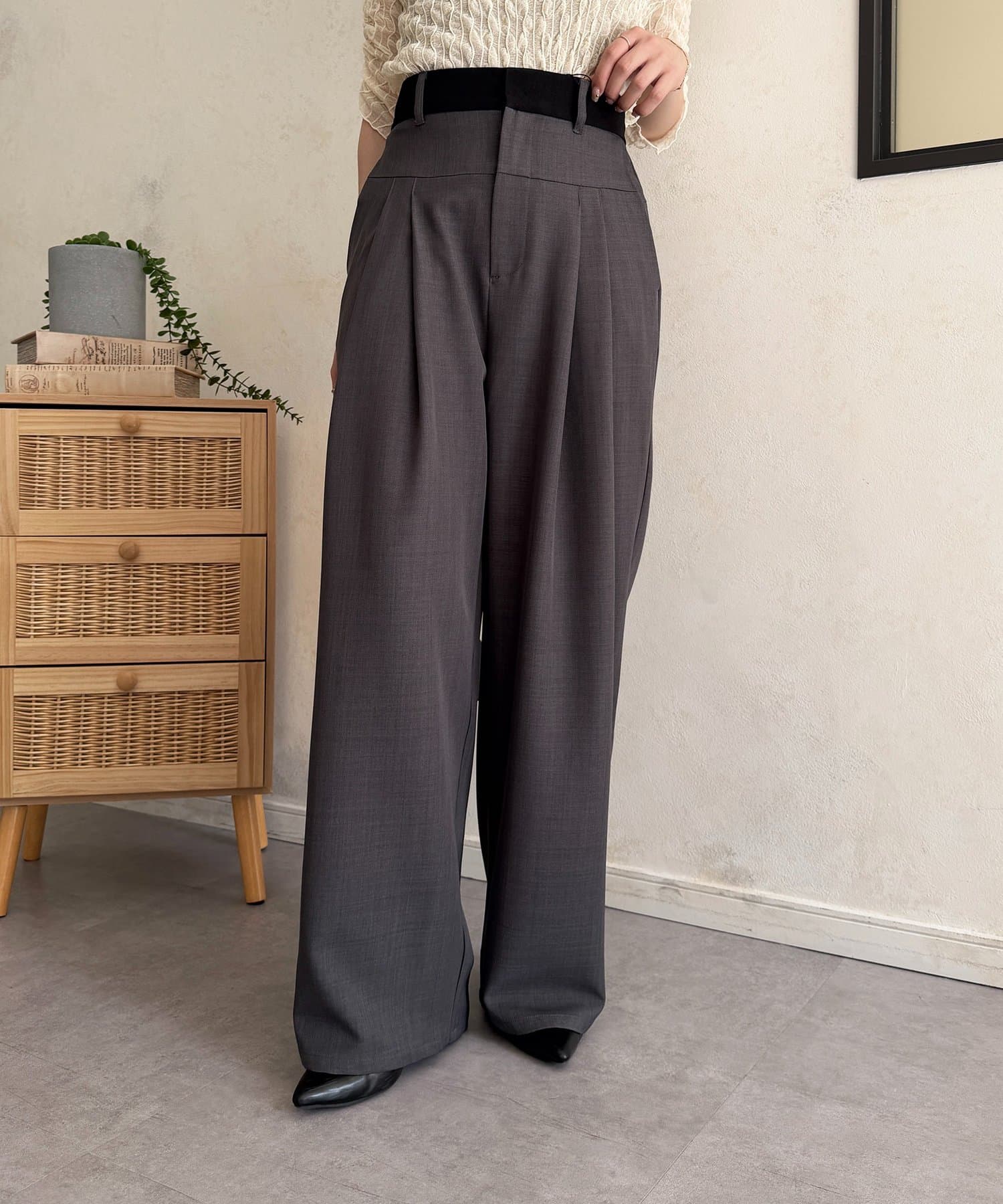 Thevon.(ゼヴォン) ウエストベルト配色タックパンツ