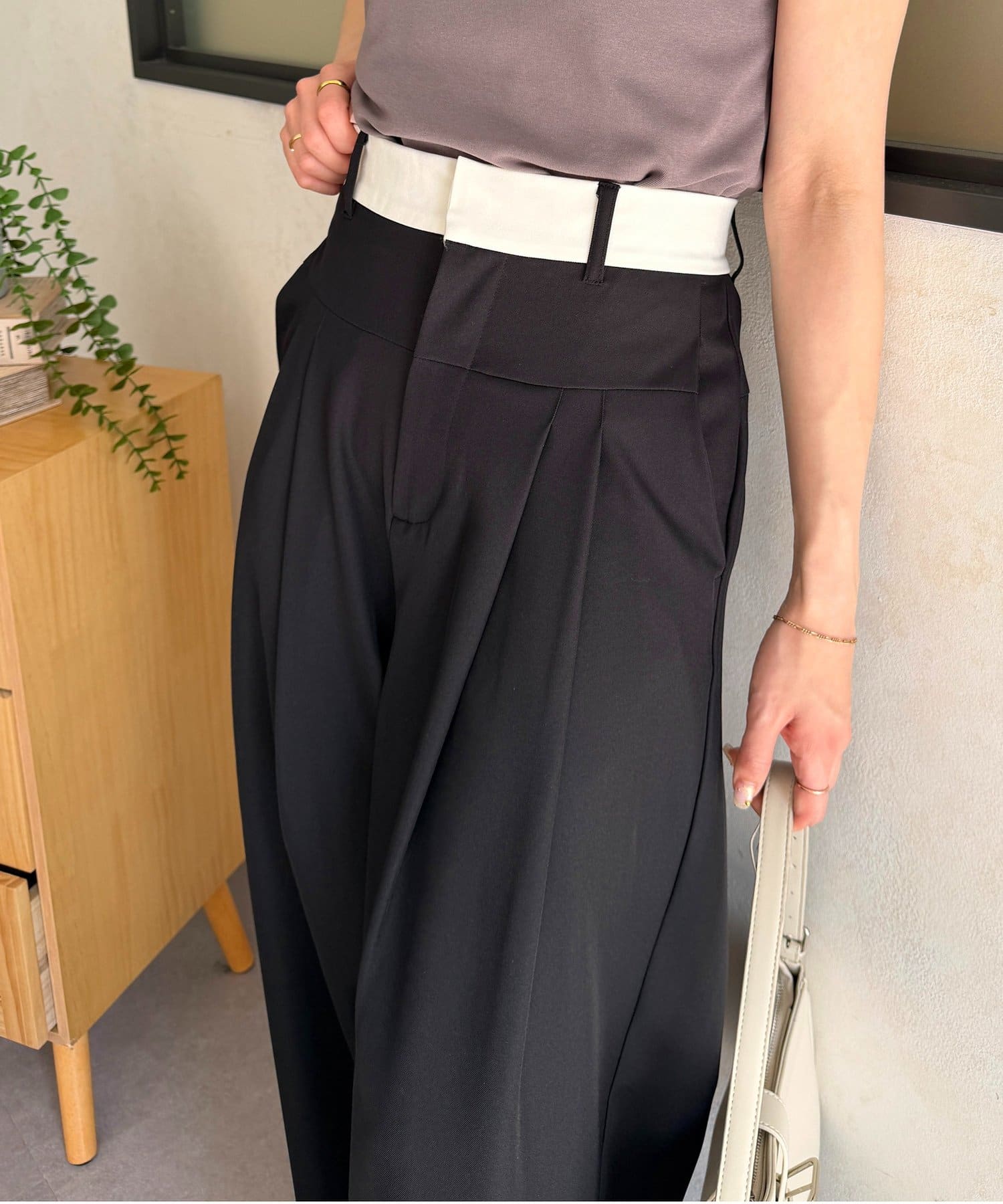 Thevon.(ゼヴォン) ウエストベルト配色タックパンツ