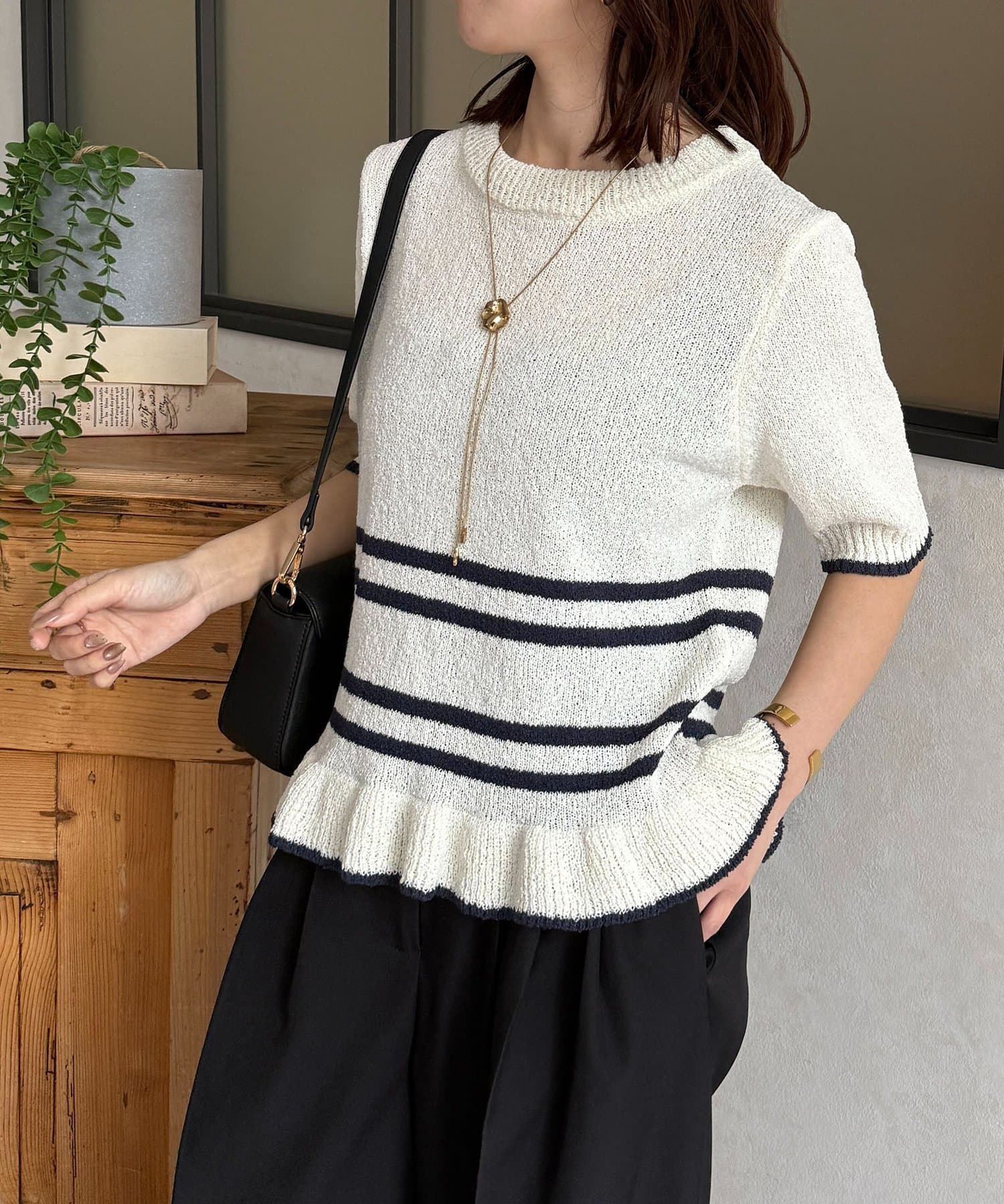 Thevon.(ゼヴォン) 裾フリルブークレボーダーニット