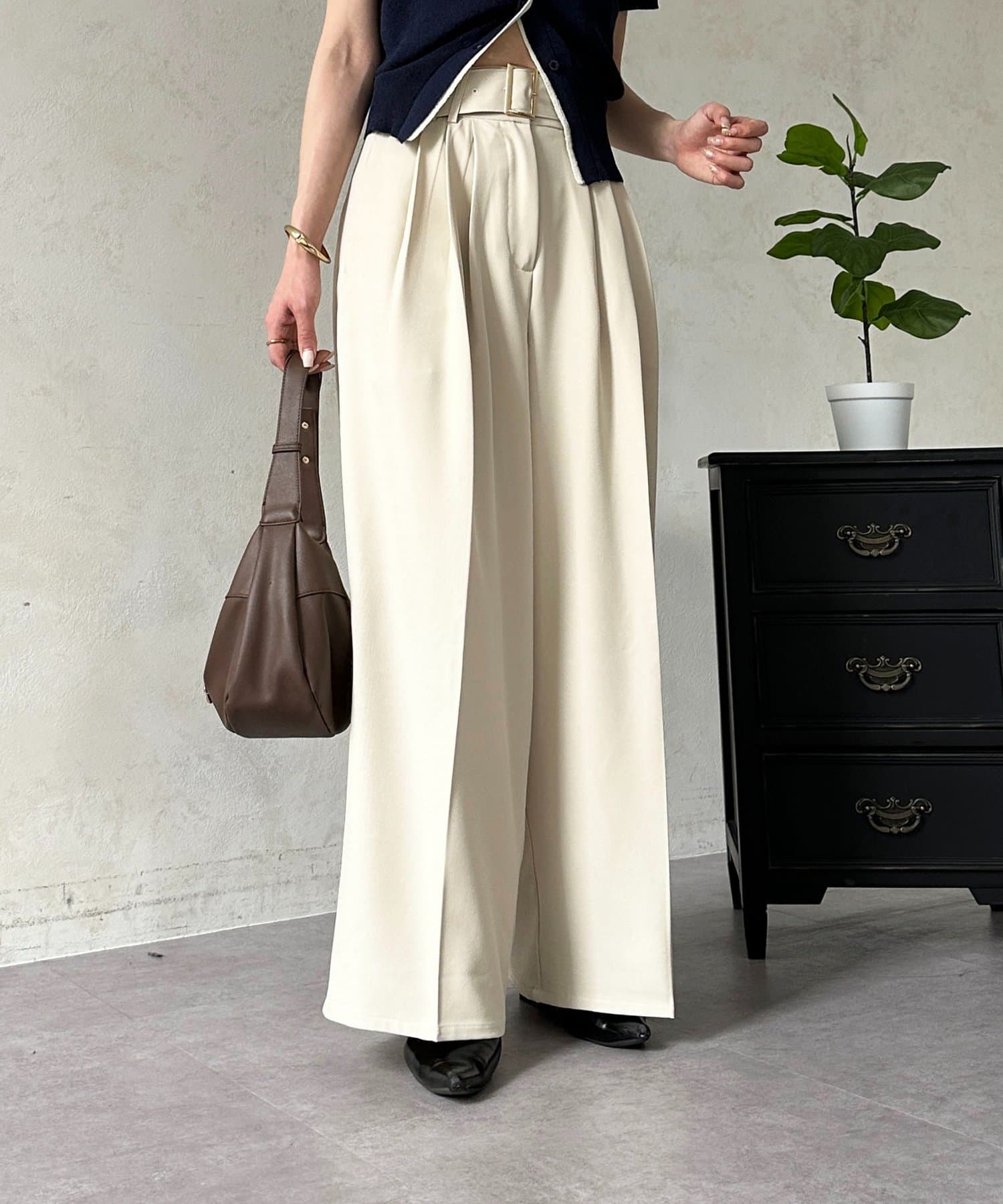 Thevon.(ゼヴォン) ベルト付きタックワイドスラックス