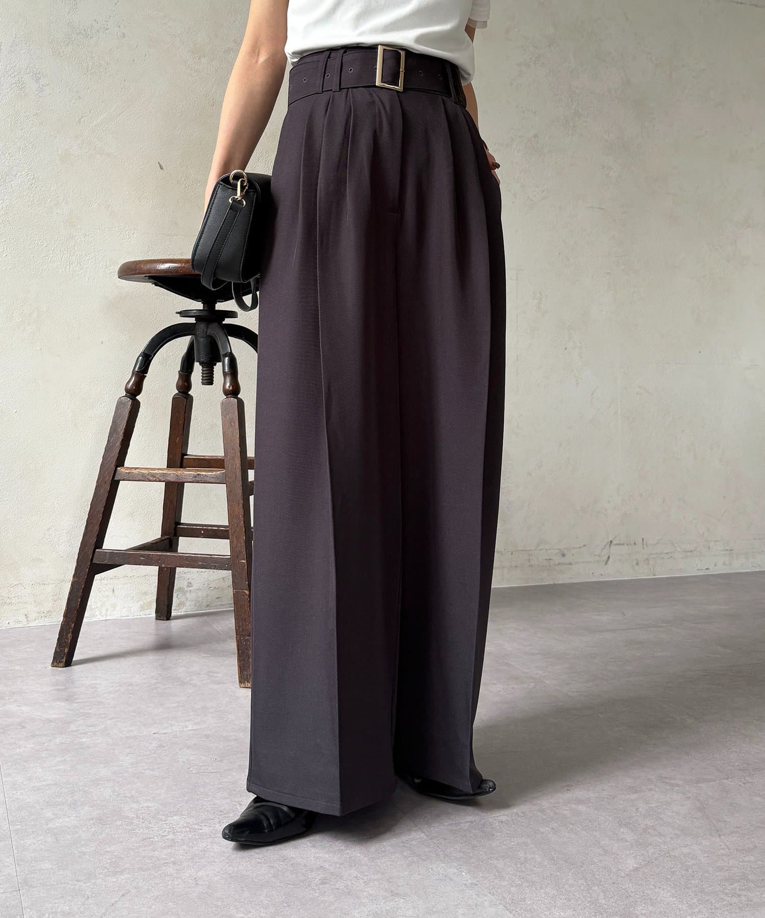 Thevon.(ゼヴォン) ベルト付きタックワイドスラックス