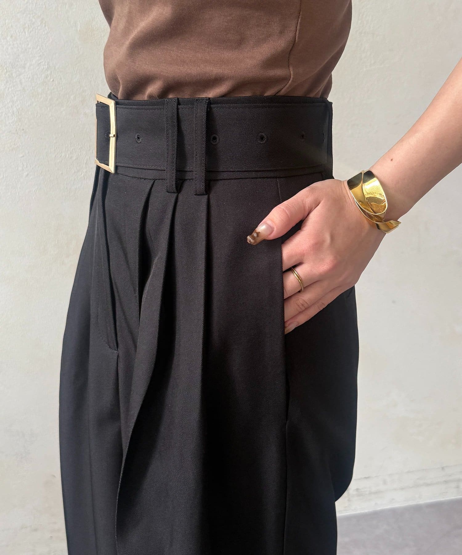 Thevon.(ゼヴォン) ベルト付きタックワイドスラックス