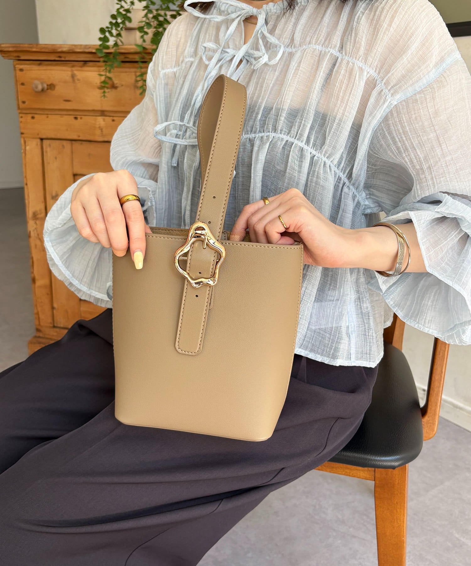 Thevon.(ゼヴォン) ニュアンスバックル付きバケツバッグ