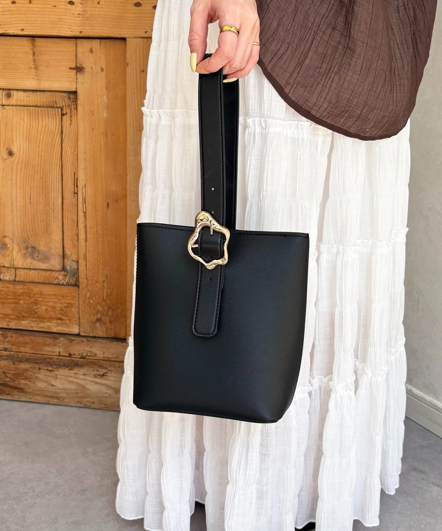 Thevon.(ゼヴォン) ニュアンスバックル付きバケツバッグ