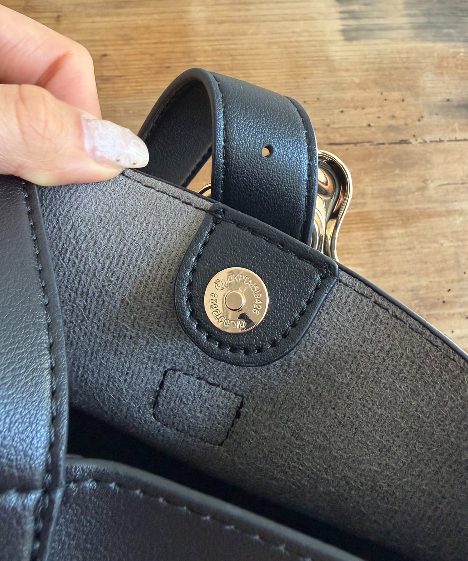 Thevon.(ゼヴォン) ニュアンスバックル付きバケツバッグ