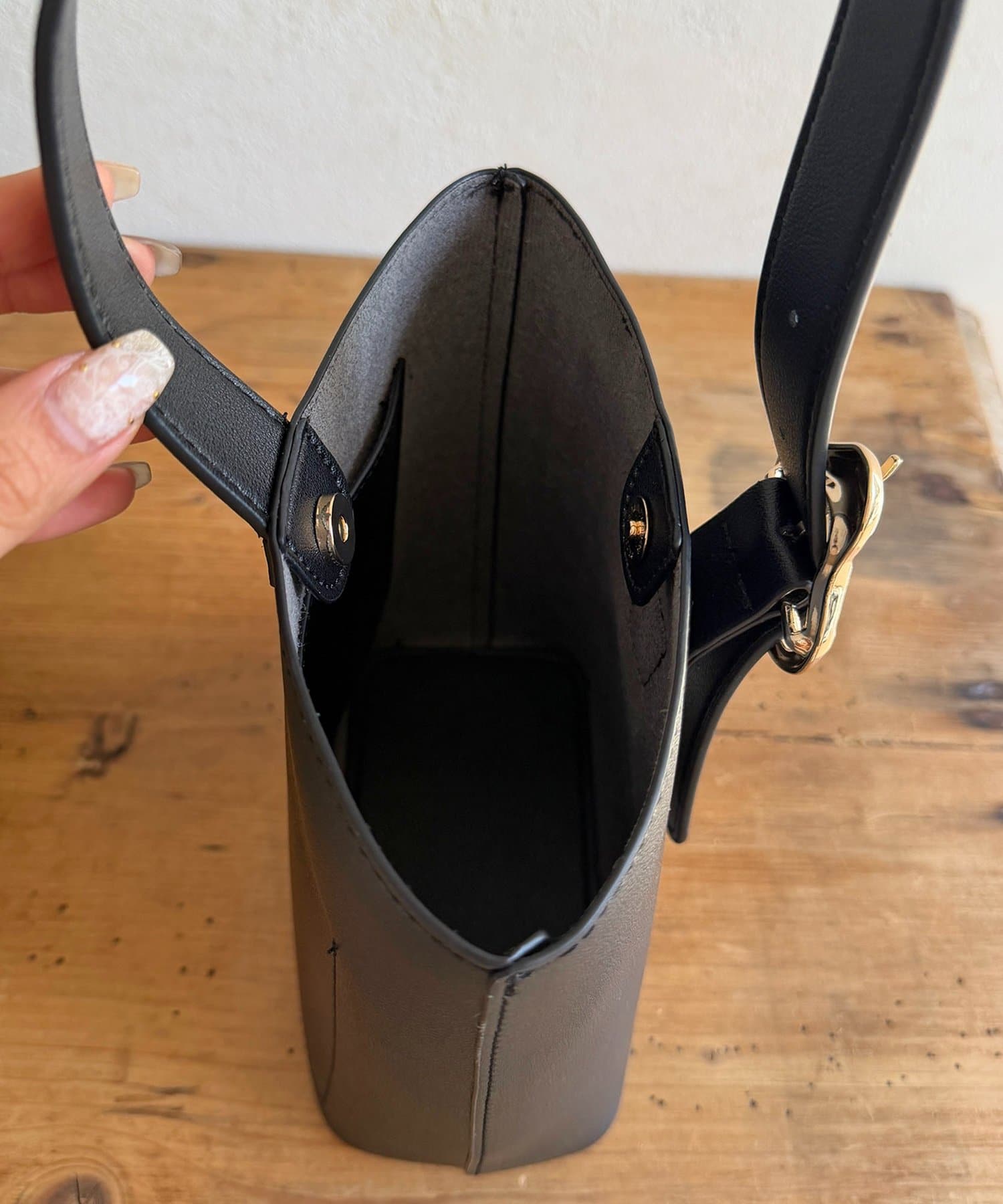 Thevon.(ゼヴォン) ニュアンスバックル付きバケツバッグ