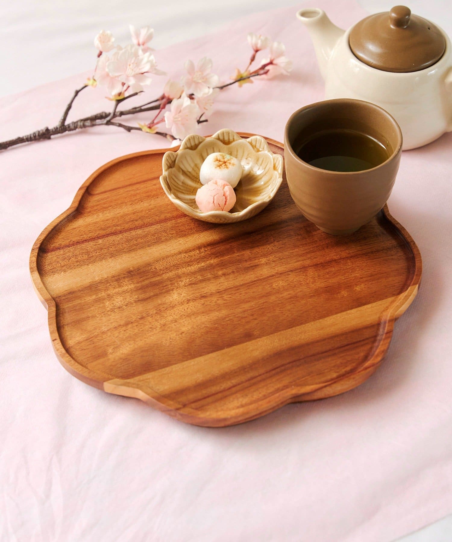 salut!(サリュ) お花の木製トレイ：27cm／お茶とお団子