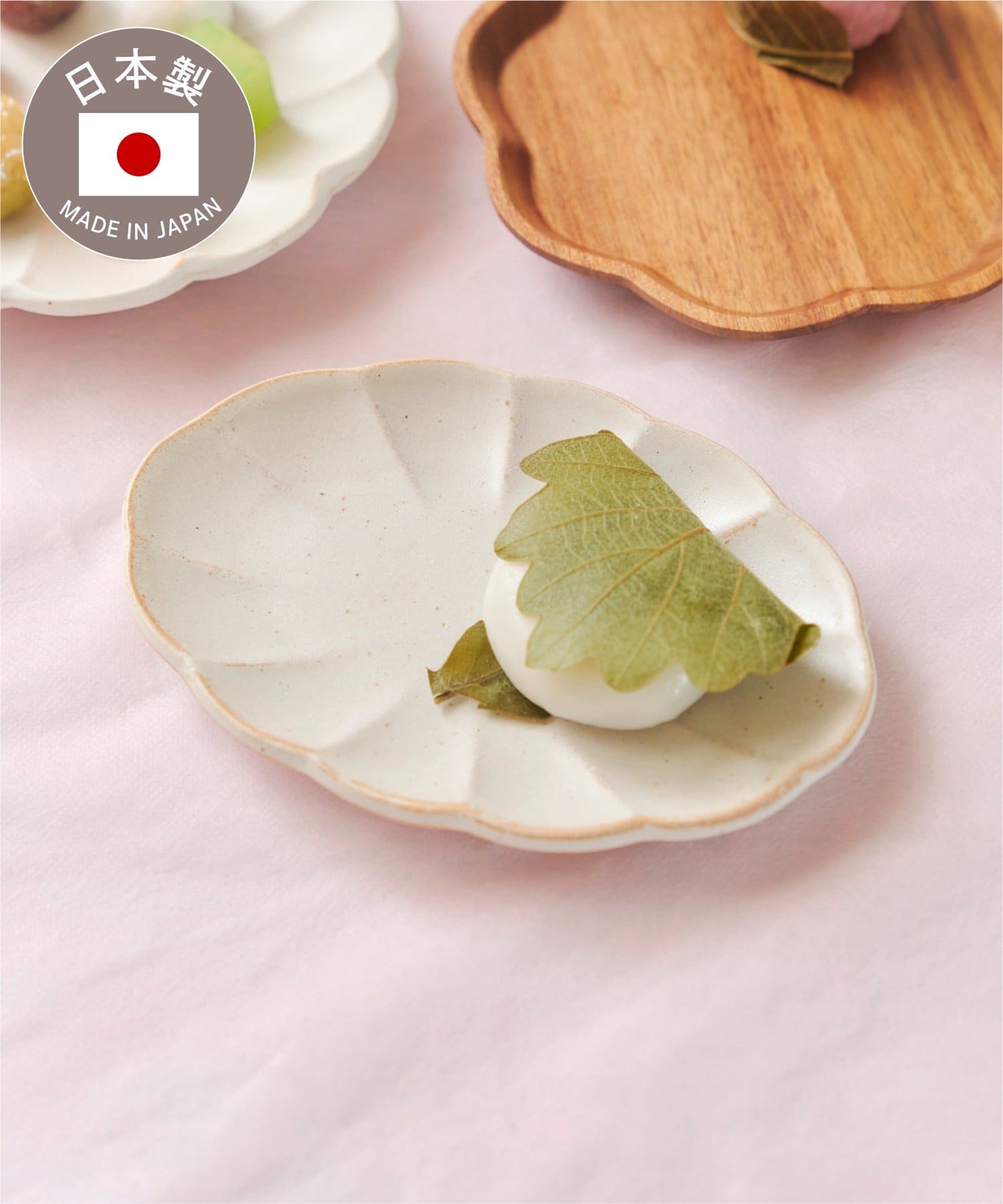 salut!(サリュ) 楕円菊皿：17cm／お茶とお団子