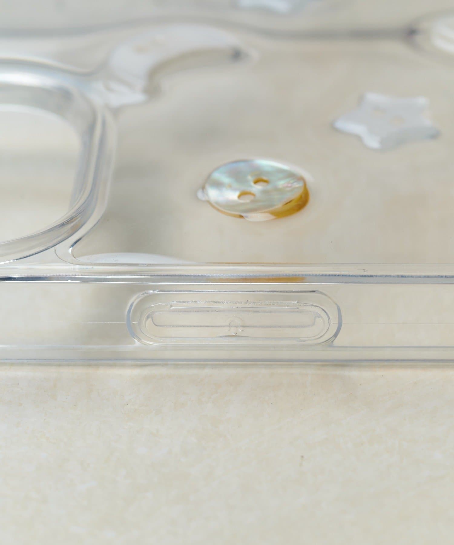 Lattice(ラティス) 【ボタンアイテム】スマホケース(iPhone13/14/15)