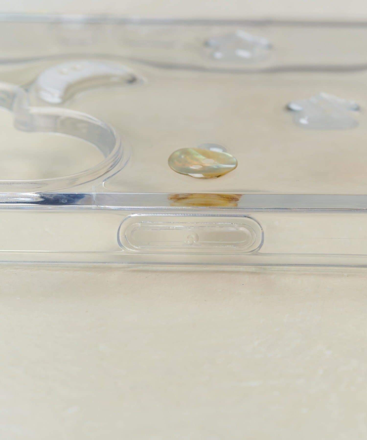 Lattice(ラティス) 【ボタンアイテム】スマホケース(iPhone16)