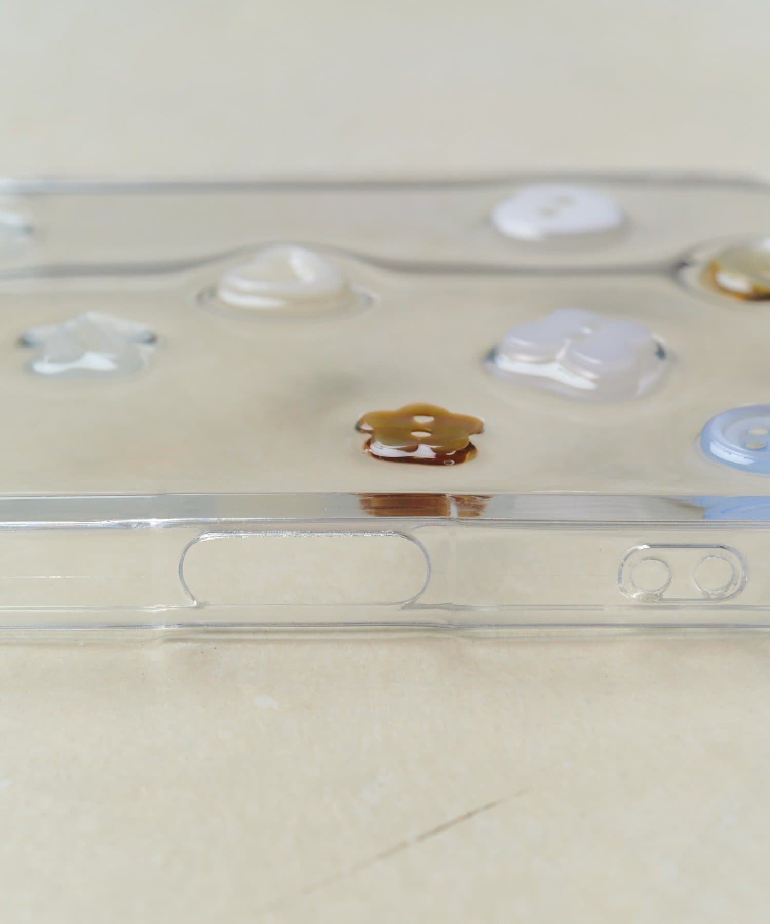 Lattice(ラティス) 【ボタンアイテム】スマホケース(iPhone16)