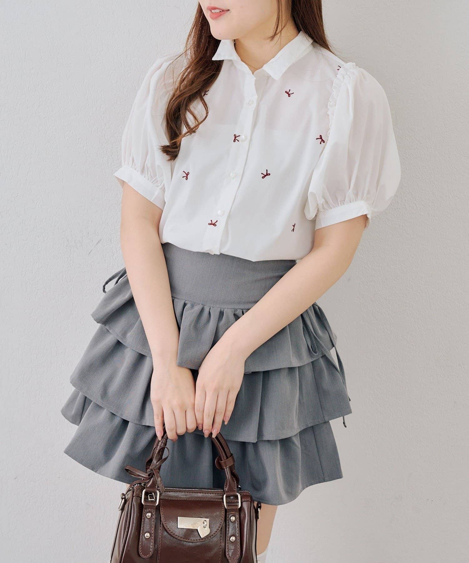 NICE CLAUP / OLIVE des OLIVE OUTLET(ナイスクラップ  / オリーブ デ オリーブ アウトレット) 【continuer】【限定商品】トキメキをまとうキュートなリボン刺繍ブラウス