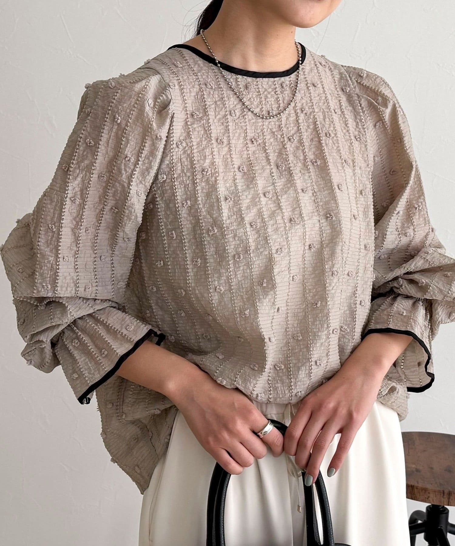 FREDY & GLOSTER(フレディ アンド グロスター) 【大人気シリーズの最新作】バック釦配色ギャザーブラウス