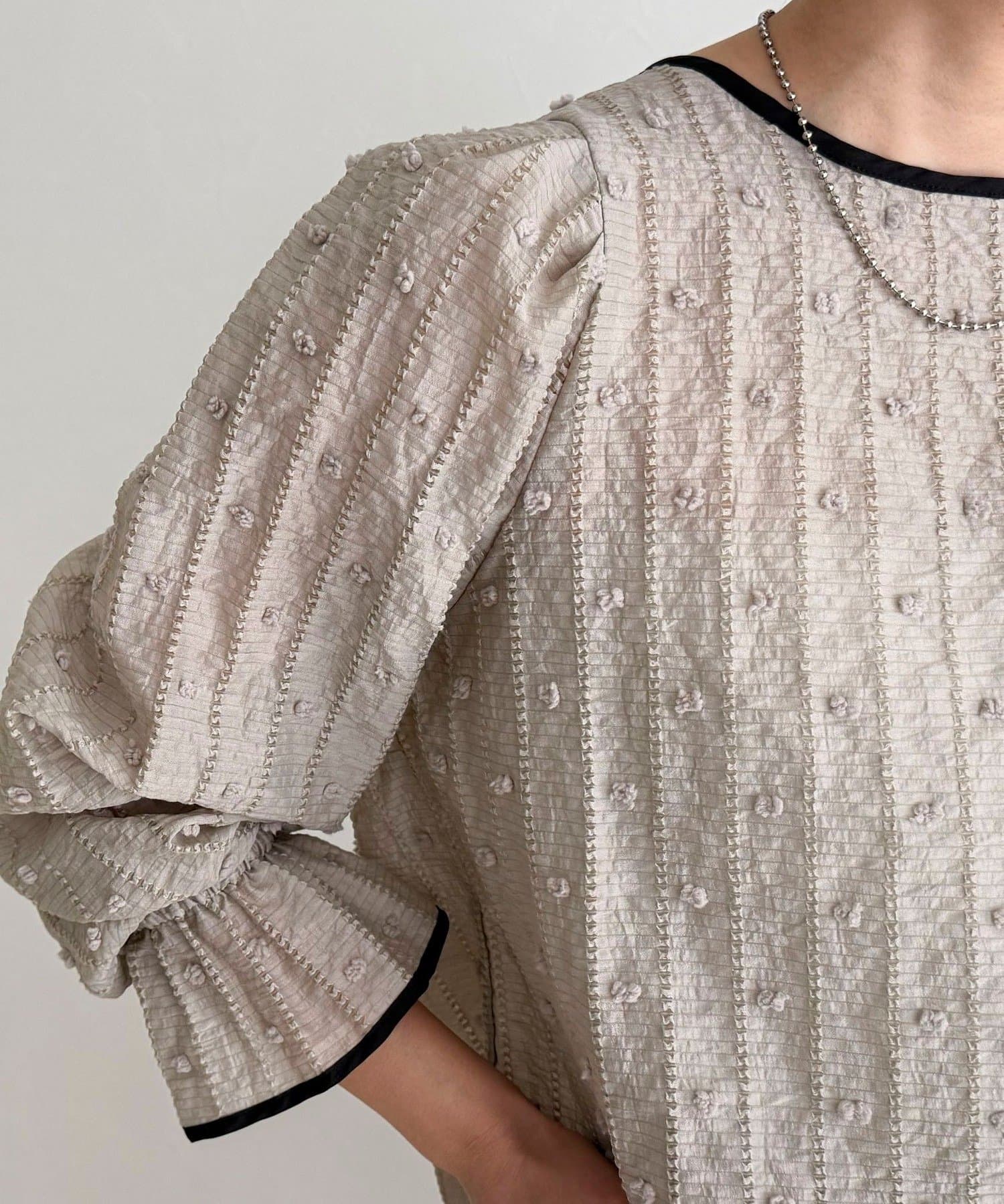 FREDY & GLOSTER(フレディ アンド グロスター) 【大人気シリーズの最新作】バック釦配色ギャザーブラウス