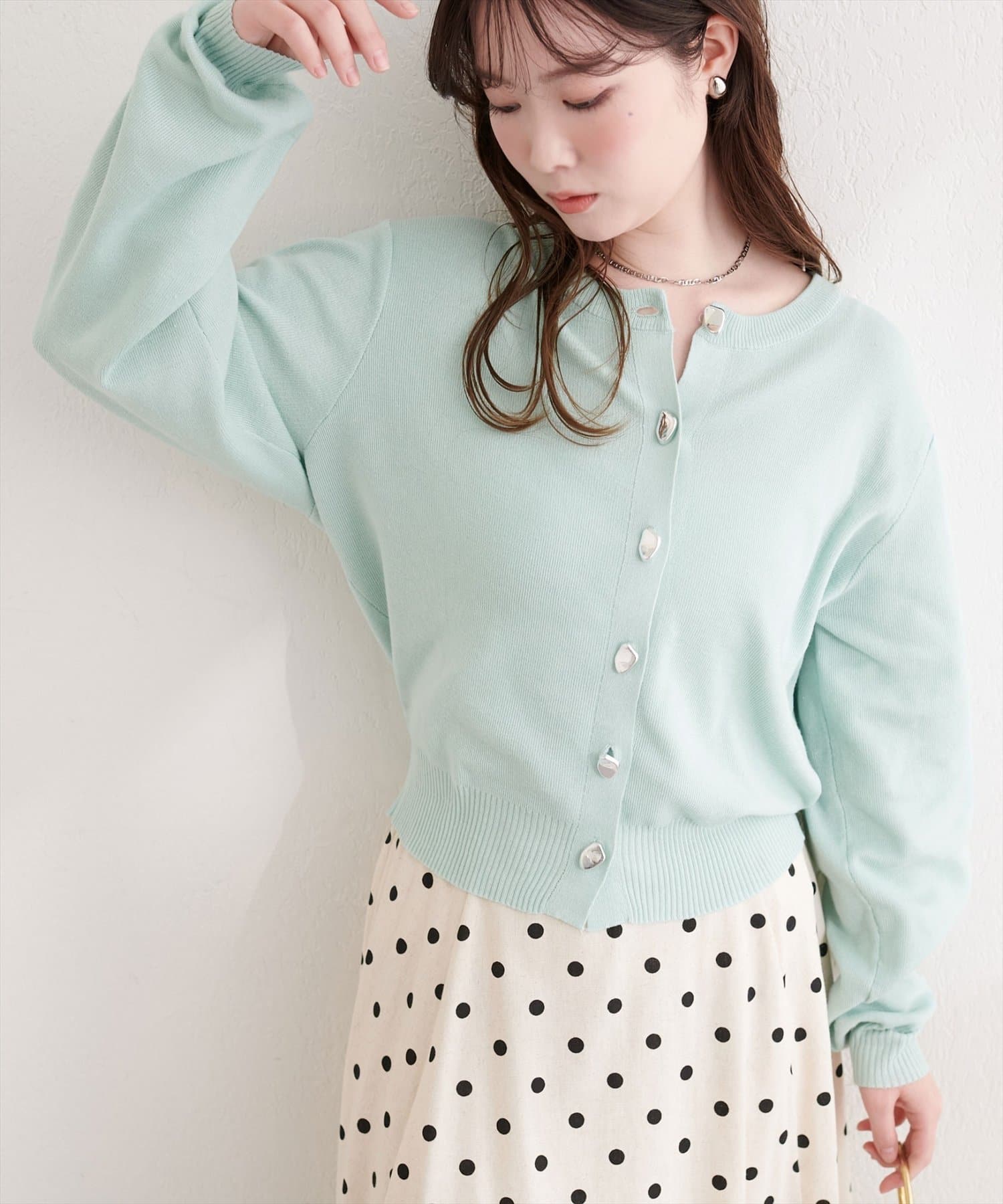 natural couture(ナチュラルクチュール) リサイクルポリニュアンス釦カーデ