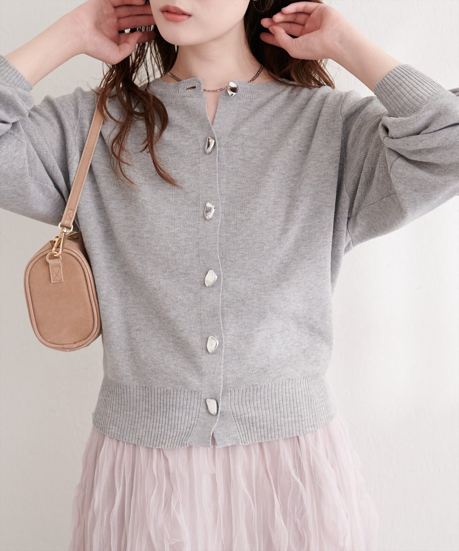 natural couture(ナチュラルクチュール) リサイクルポリニュアンス釦カーデ