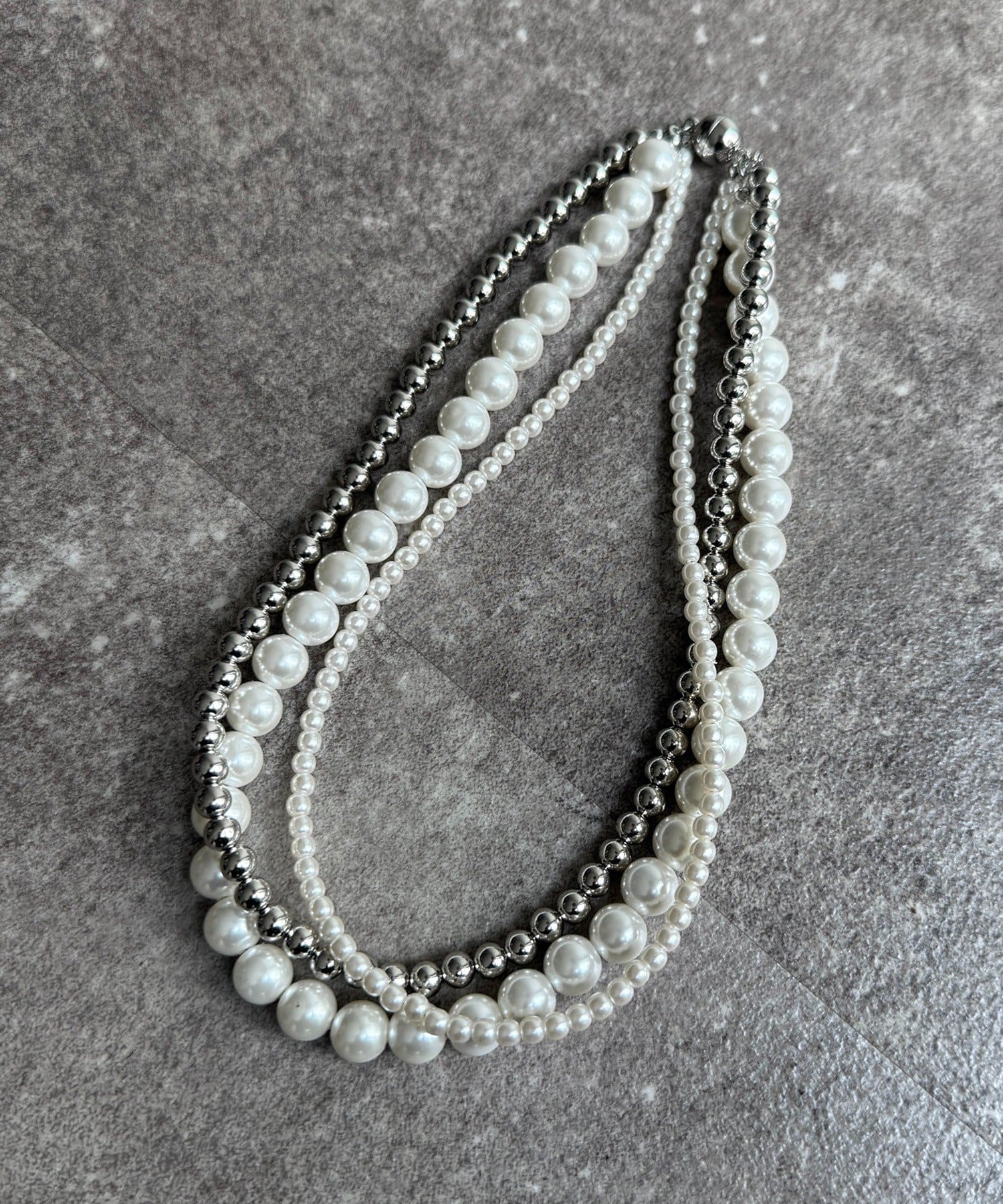 DOUDOU(ドゥドゥ) パール×シルバーボールチェーン3連マグネットネックレス