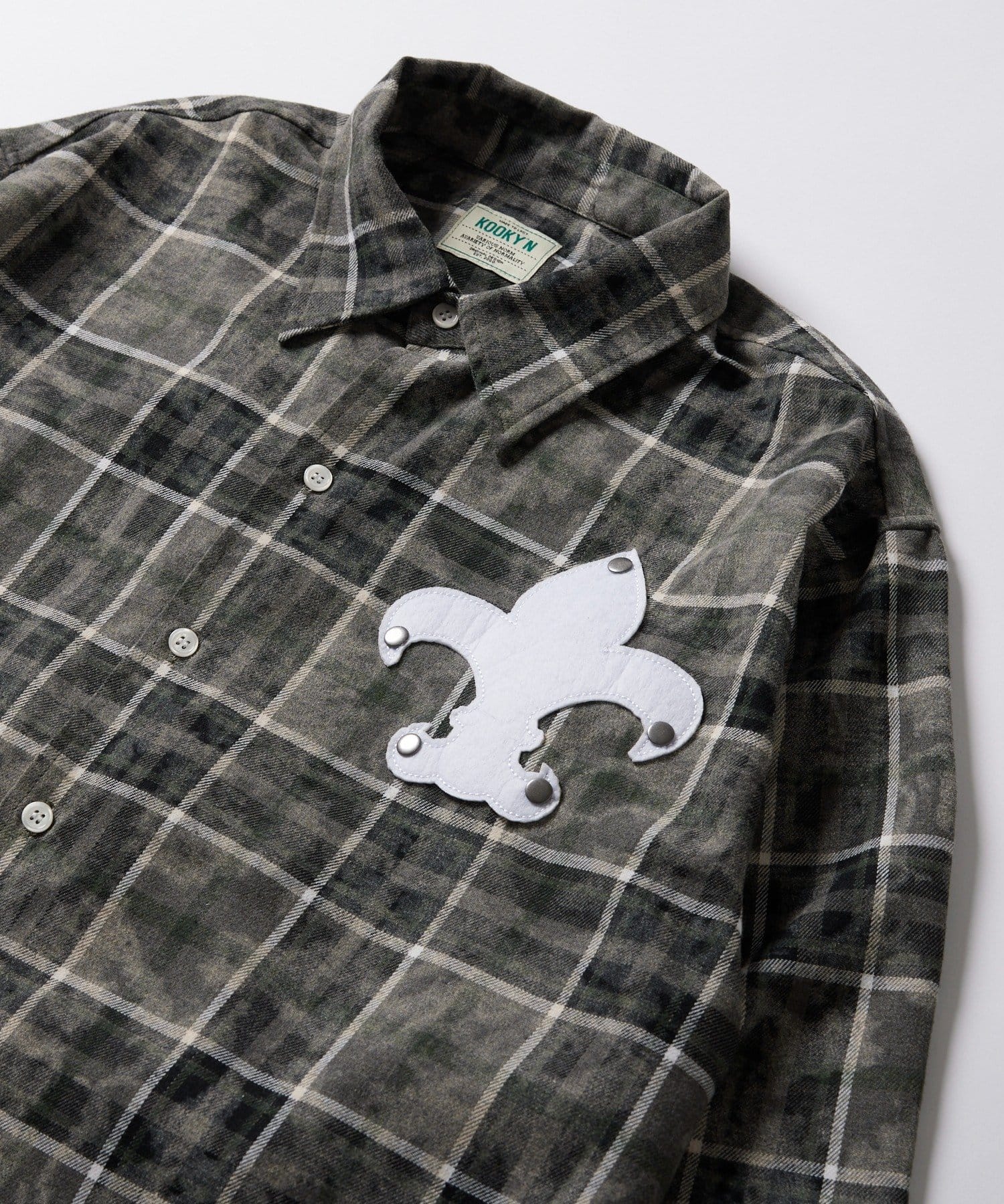 WHO’S WHO gallery(フーズフーギャラリー) KOOKY'Nユリ紋章スタッズ加工チェックシャツ