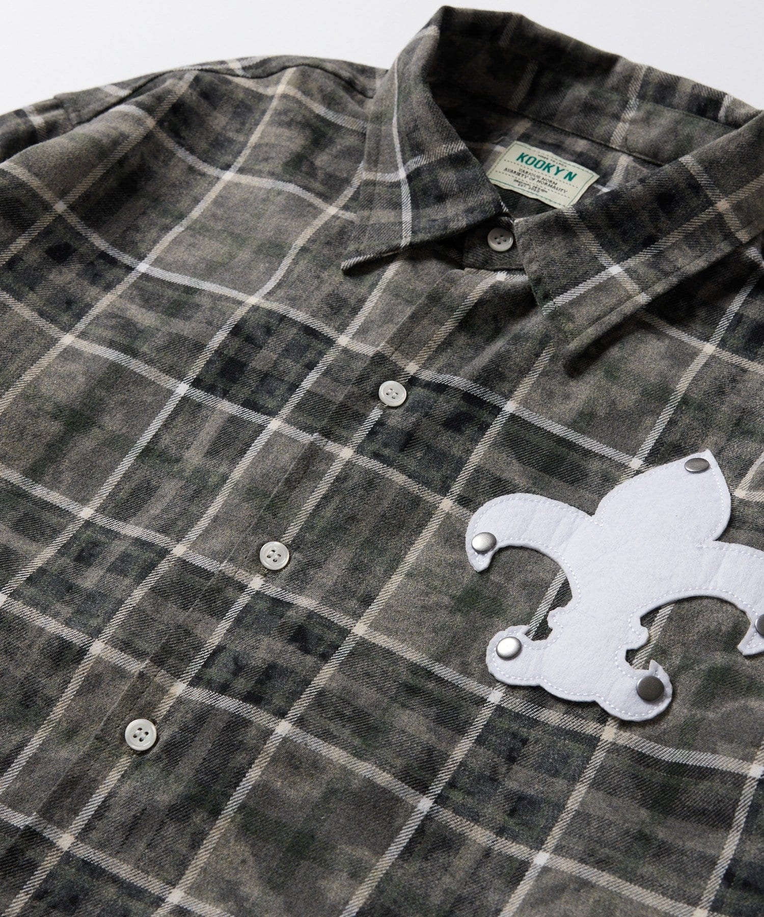 WHO’S WHO gallery(フーズフーギャラリー) KOOKY'Nユリ紋章スタッズ加工チェックシャツ
