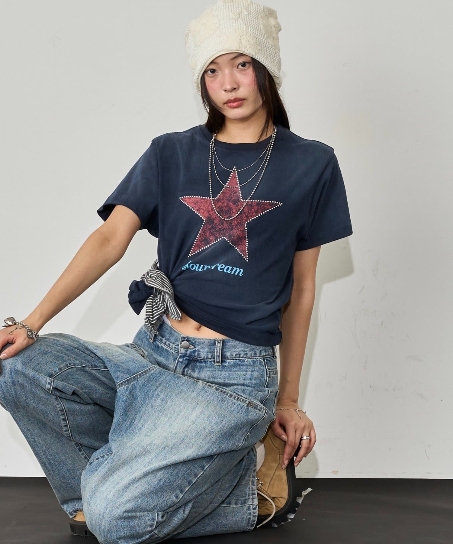 WHO’S WHO gallery(フーズフーギャラリー) 【UNISEX】SourcreamラインストーンスターグラフィックTEE