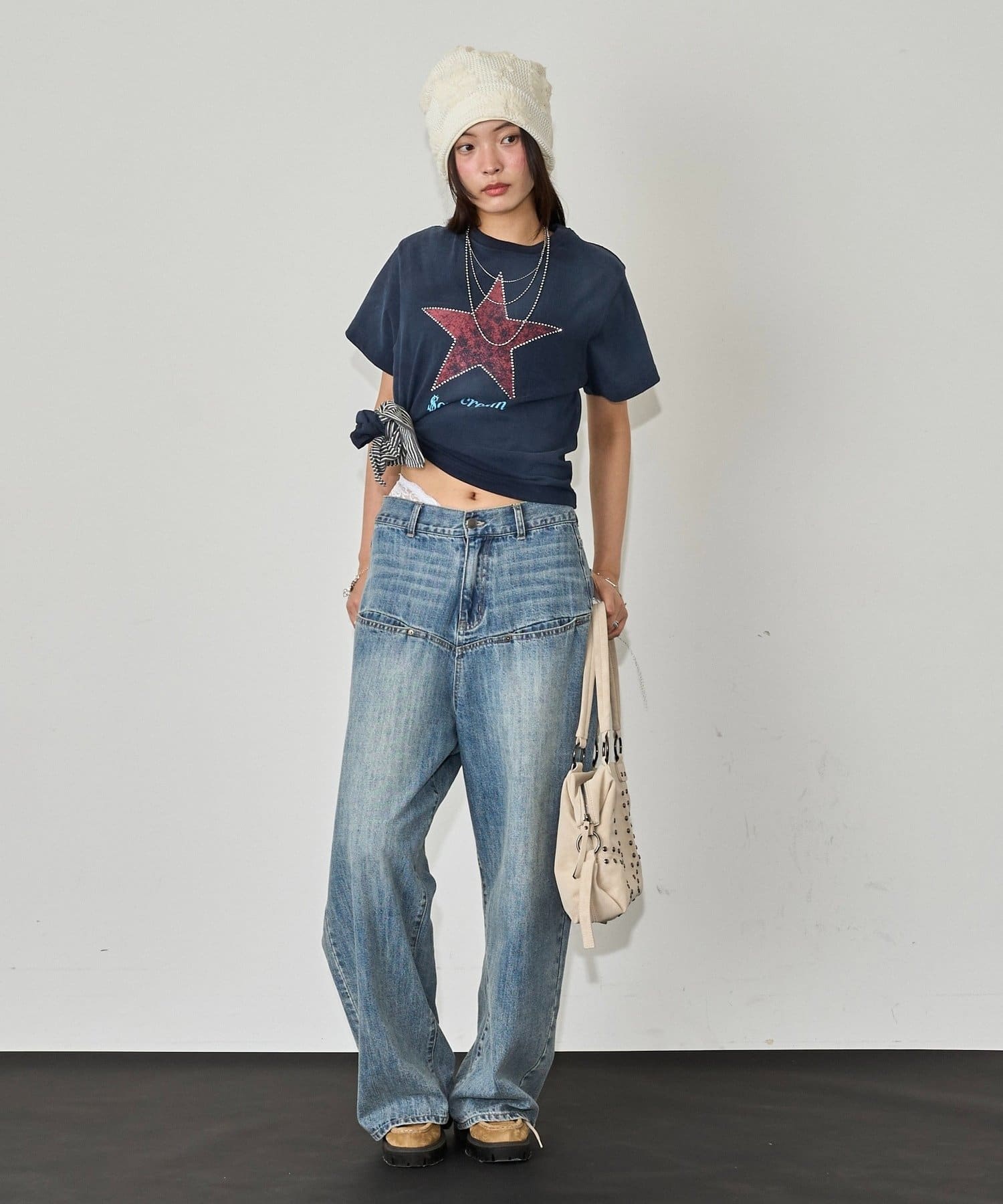 WHO’S WHO gallery(フーズフーギャラリー) 【UNISEX】SourcreamラインストーンスターグラフィックTEE