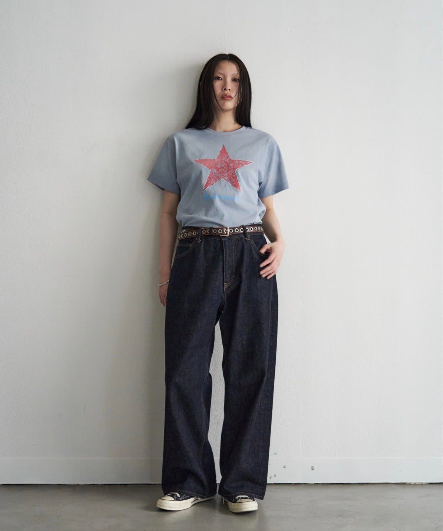 WHO’S WHO gallery(フーズフーギャラリー) 【UNISEX】【Sourcream】ラインストーンスターグラフィックTEE