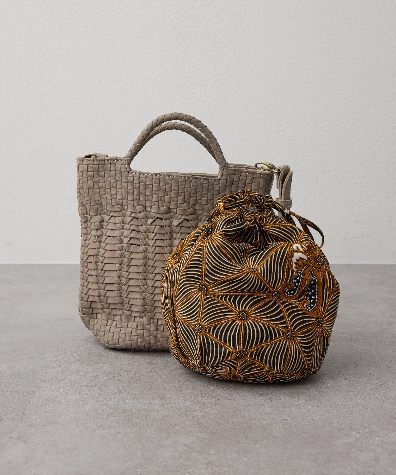 ear PAPILLONNER(イア パピヨネ) バリ島バケットショルダーバッグ《本革》