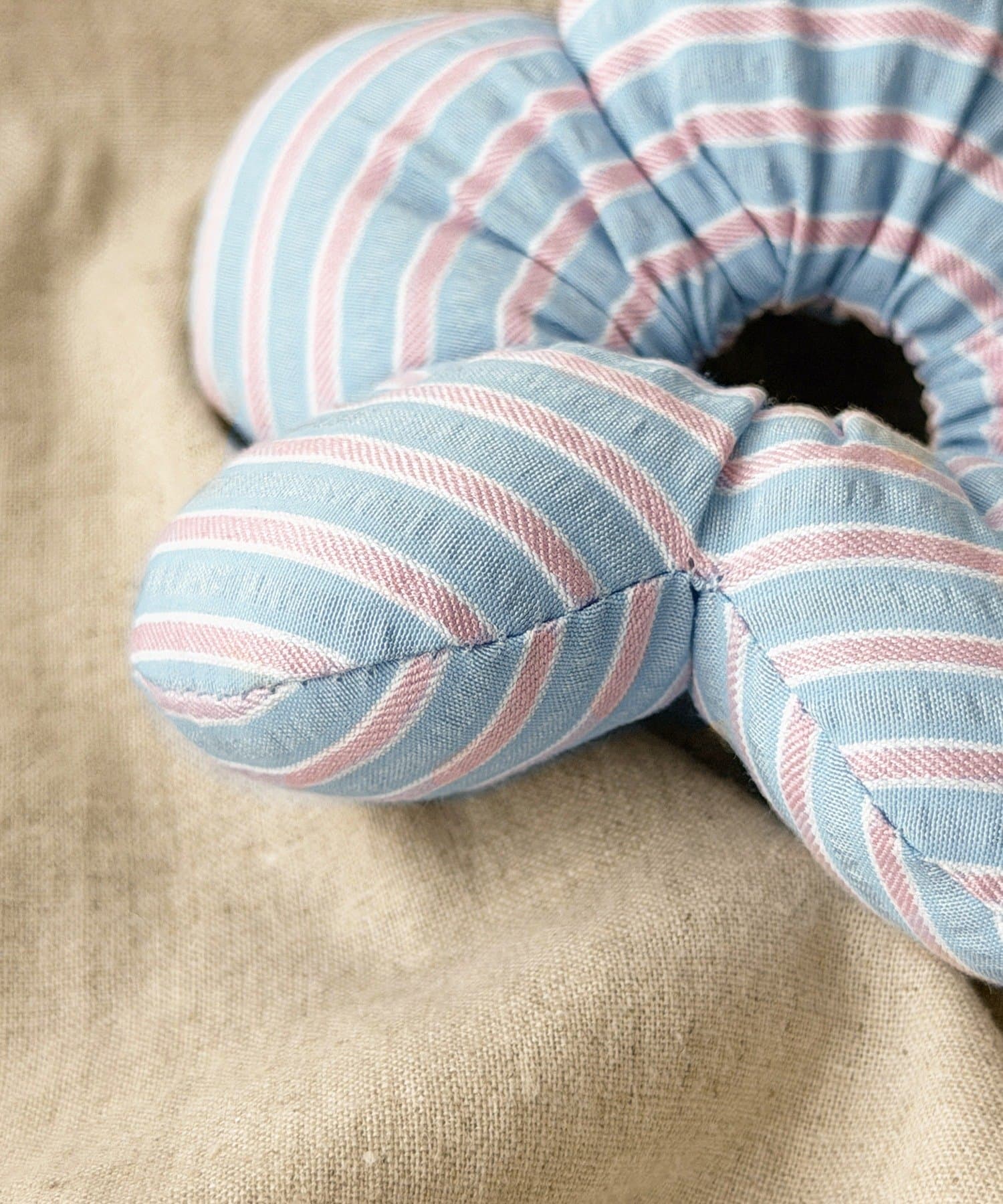 3COINS(スリーコインズ) プックリストライプシュシュ／KIDS