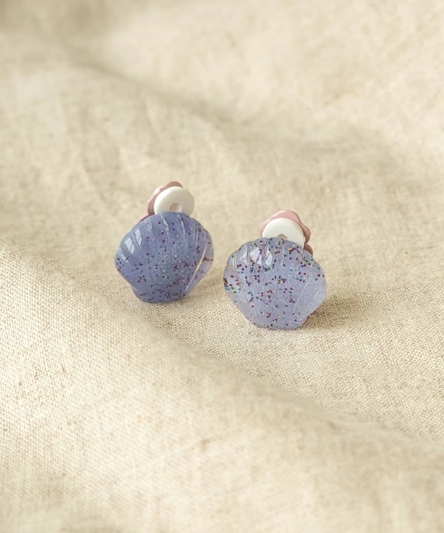 3COINS(スリーコインズ) ラメシェルイヤリング／KIDS