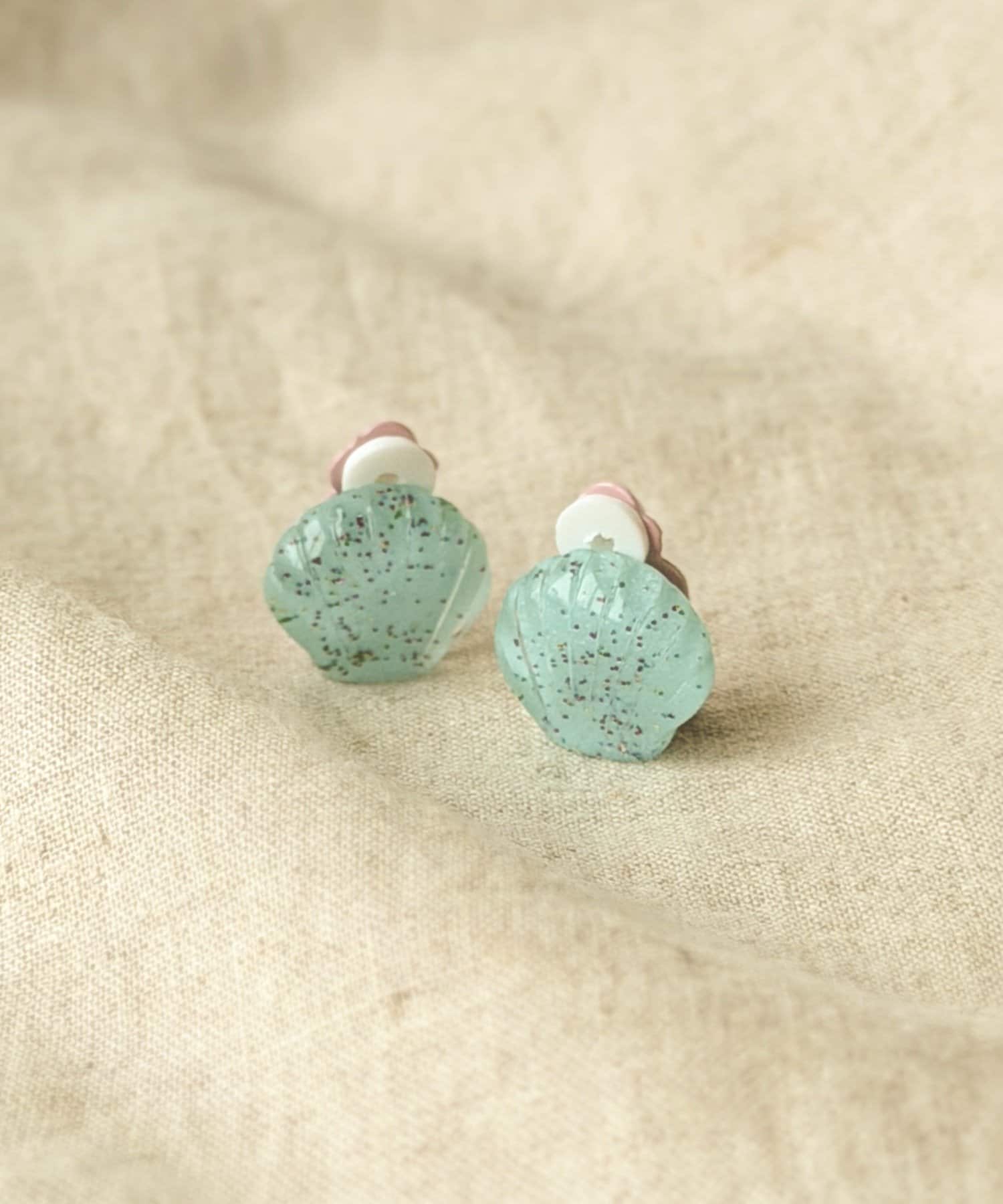 3COINS(スリーコインズ) ラメシェルイヤリング／KIDS